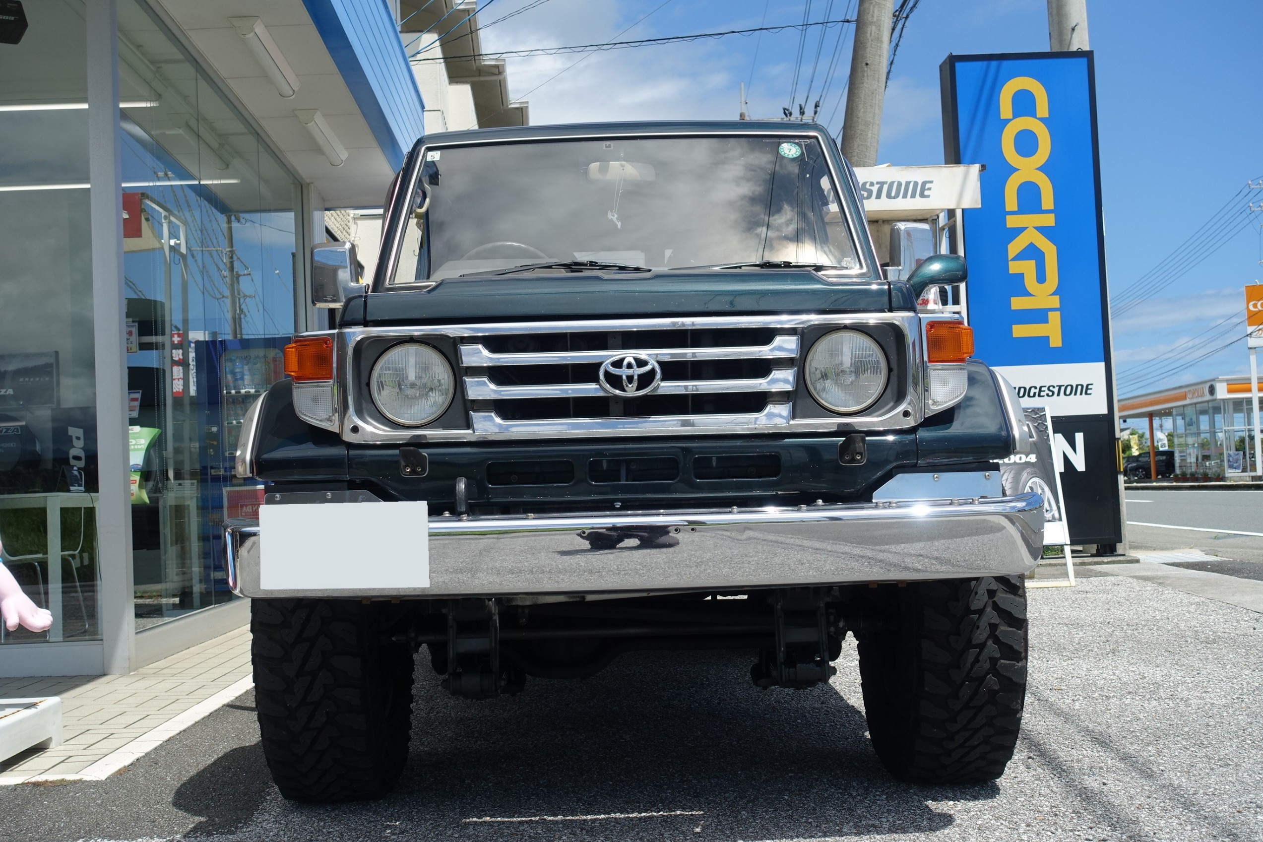 かなり劣化した純正シートを2脚のレカロに交換して見た目も乗り心地も