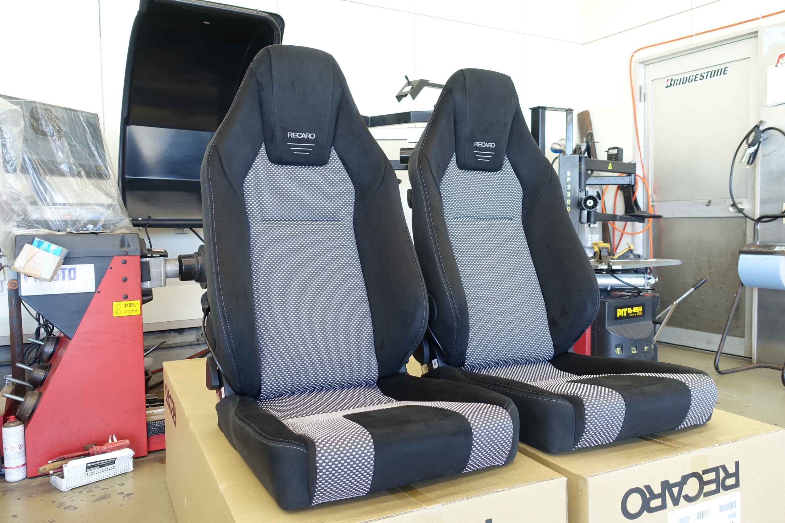 RECARO シート純正品 純正シートの色にあわせたレカロシートの張替え | NEWING