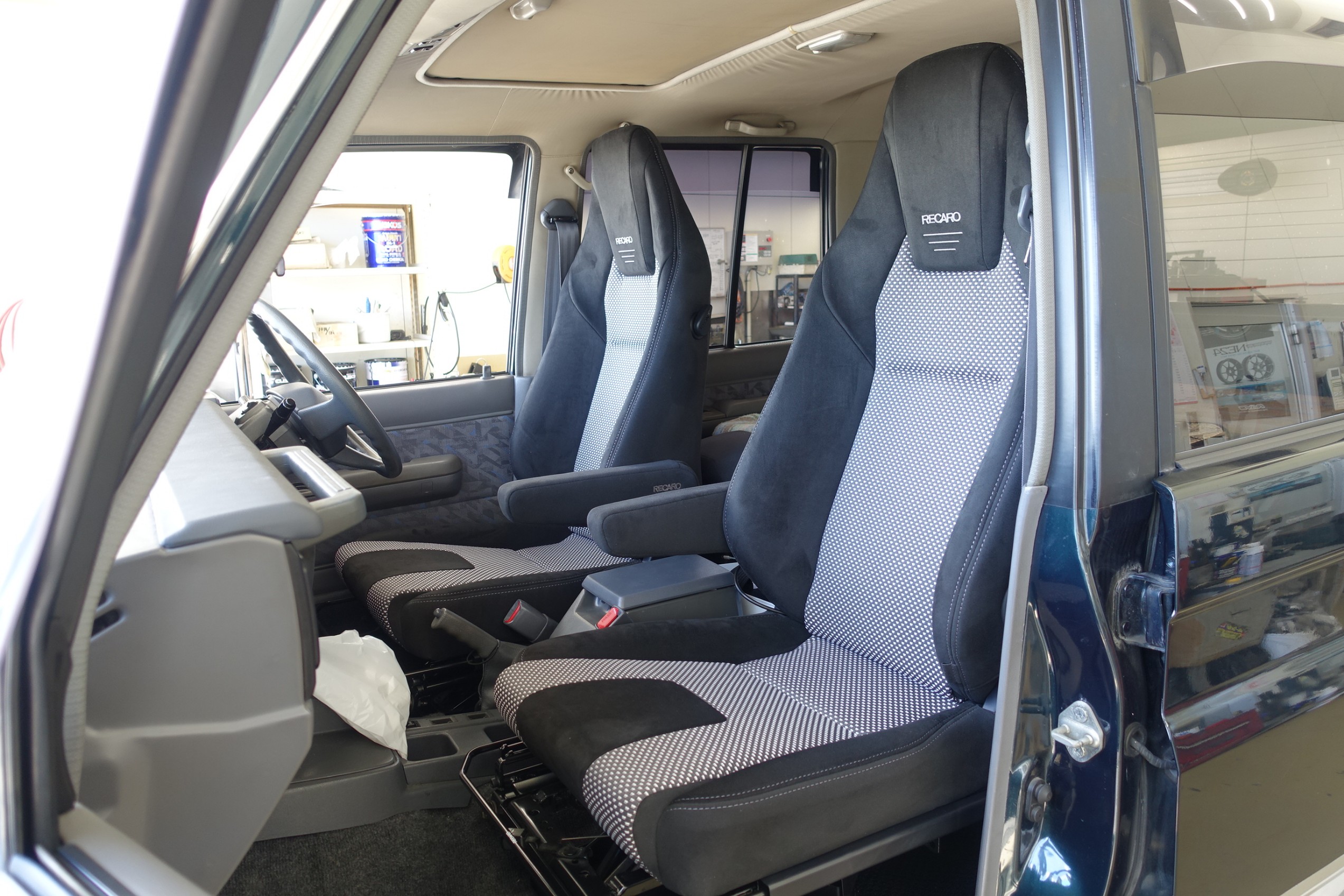 かなり劣化した純正シートを2脚のレカロに交換して見た目も乗り心地も