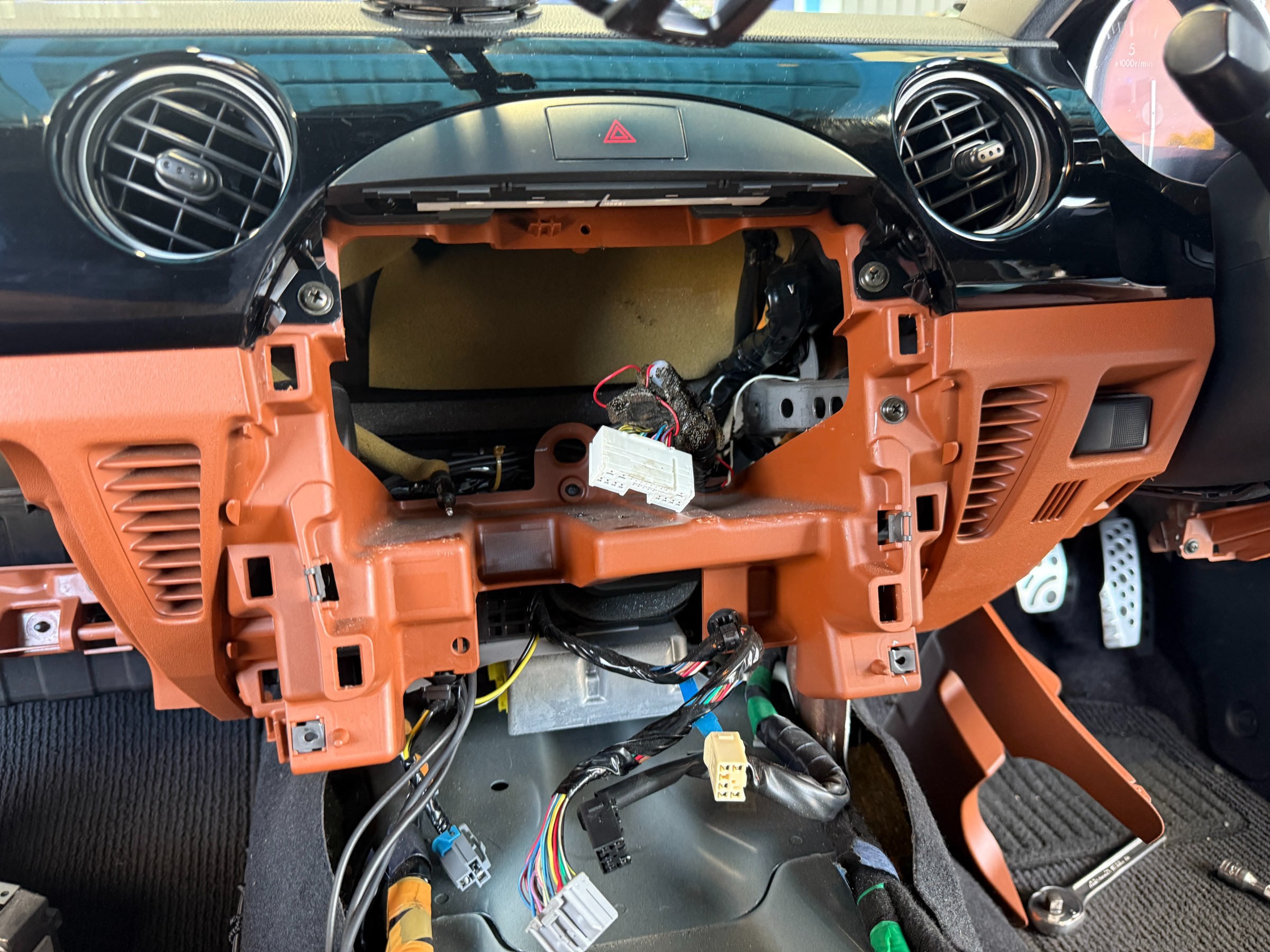 ☆マツダ ロードスター BOSEサウンドシステム装備車にナビを