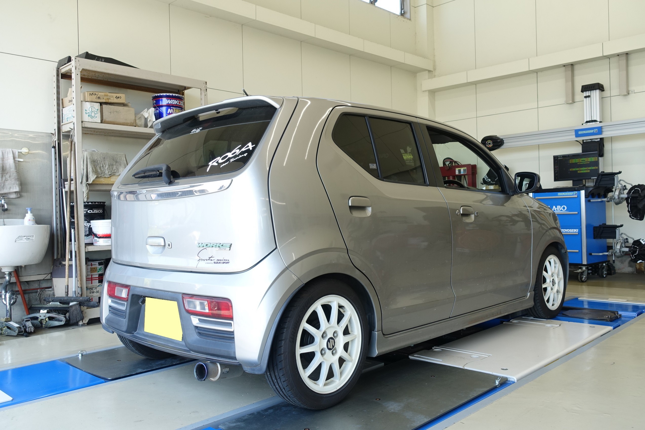 見た目は同じ車高調でも、メーカーや商品によって乗り味やローダウン量