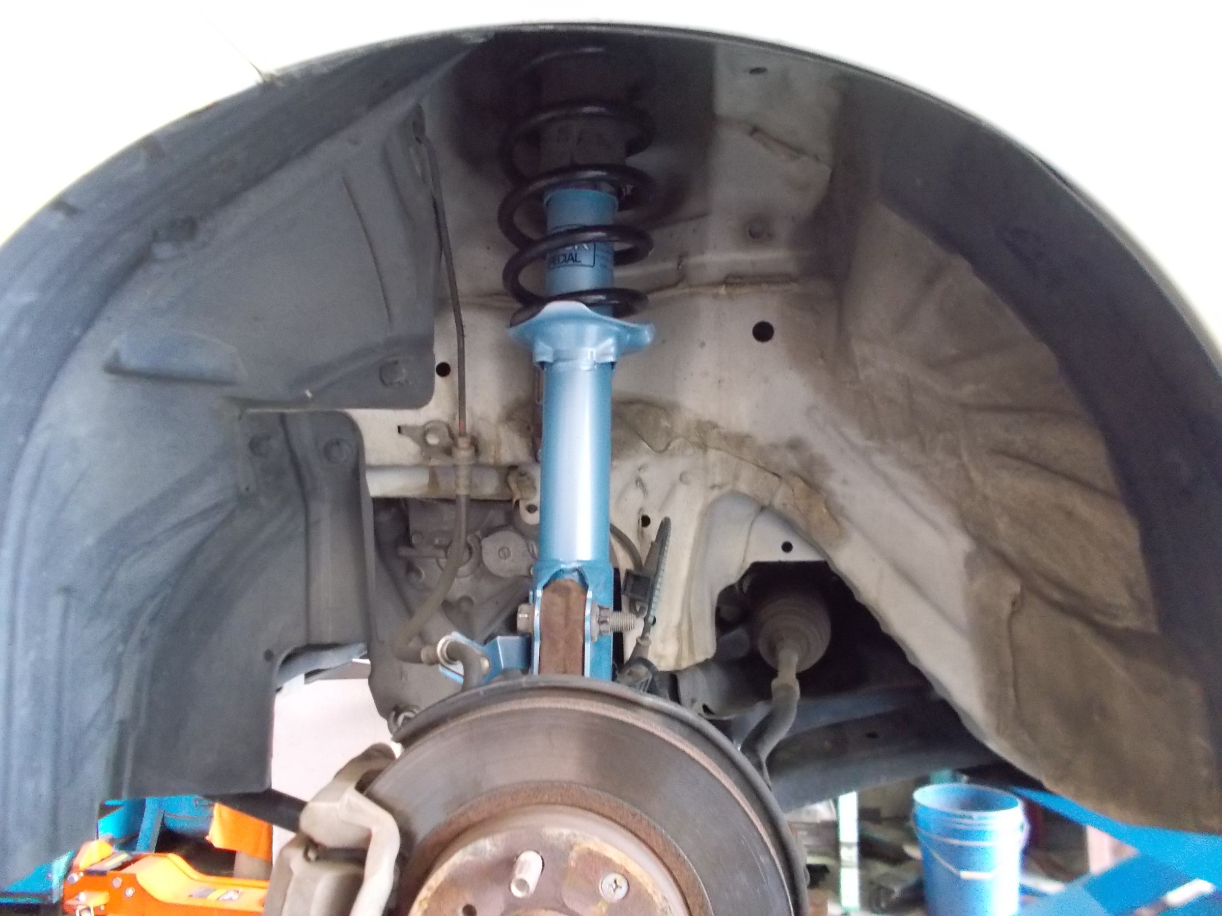 ゼスト KYB製ショックアブソーバー装着＆アライメント作業。 | ホンダ