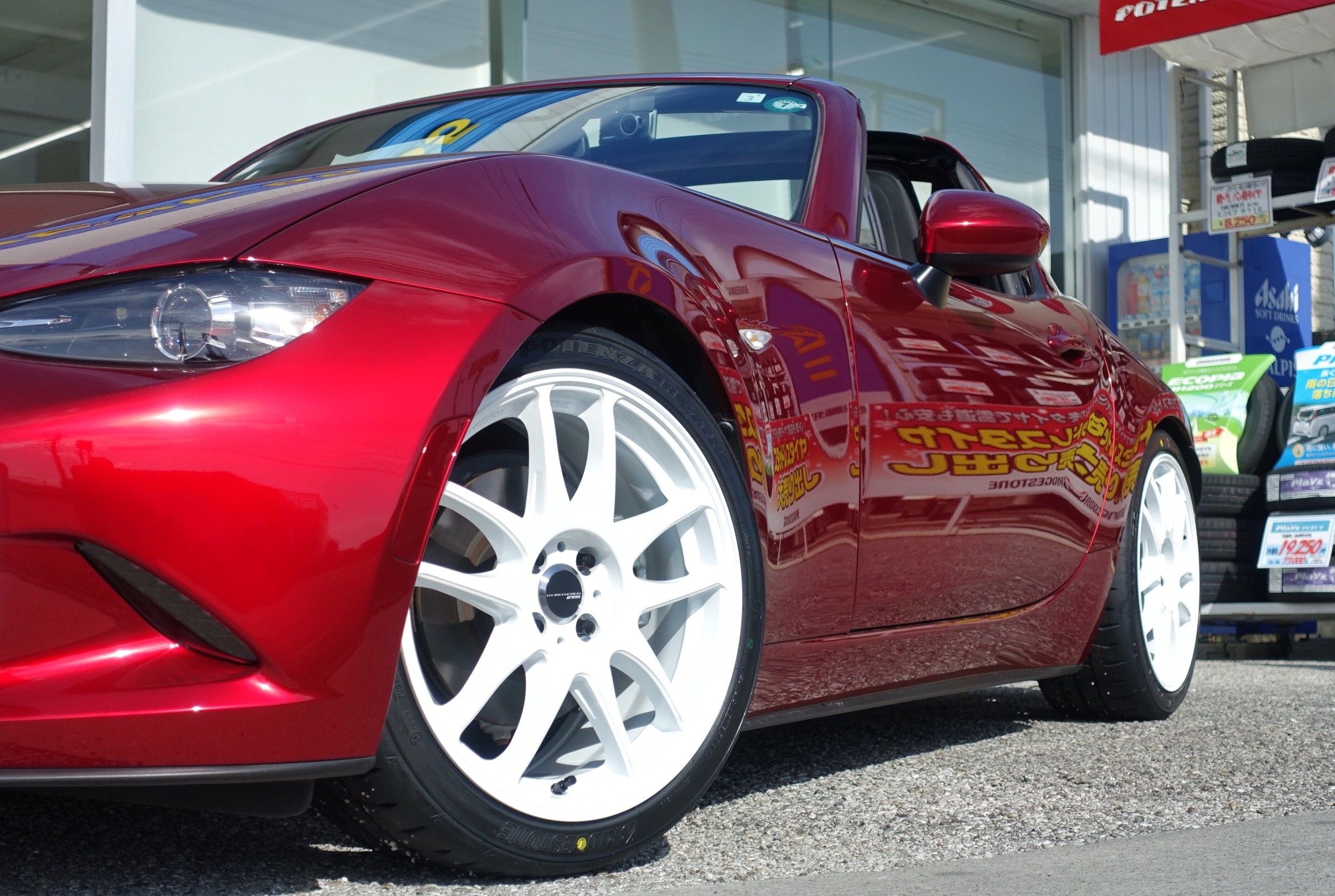 赤と白のコントラストが見るもの全てを魅了します！マツダ