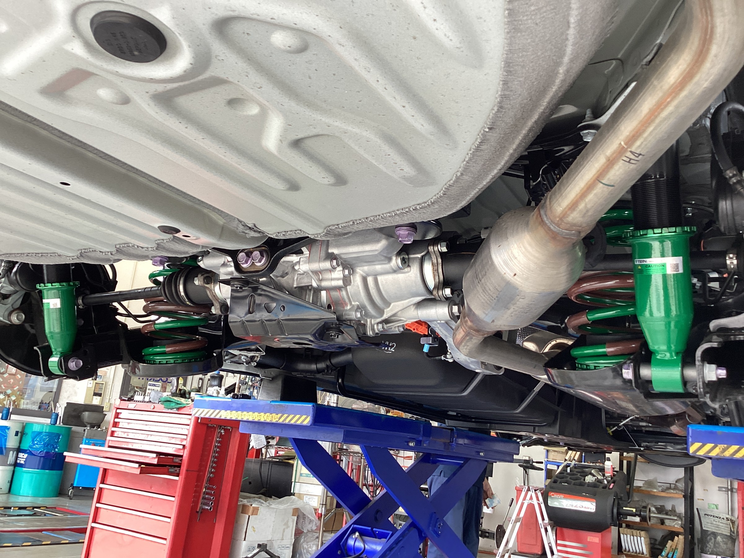 ノア ハイブリッド4WD ZWR95W 車高調取り付けます！ | トヨタ