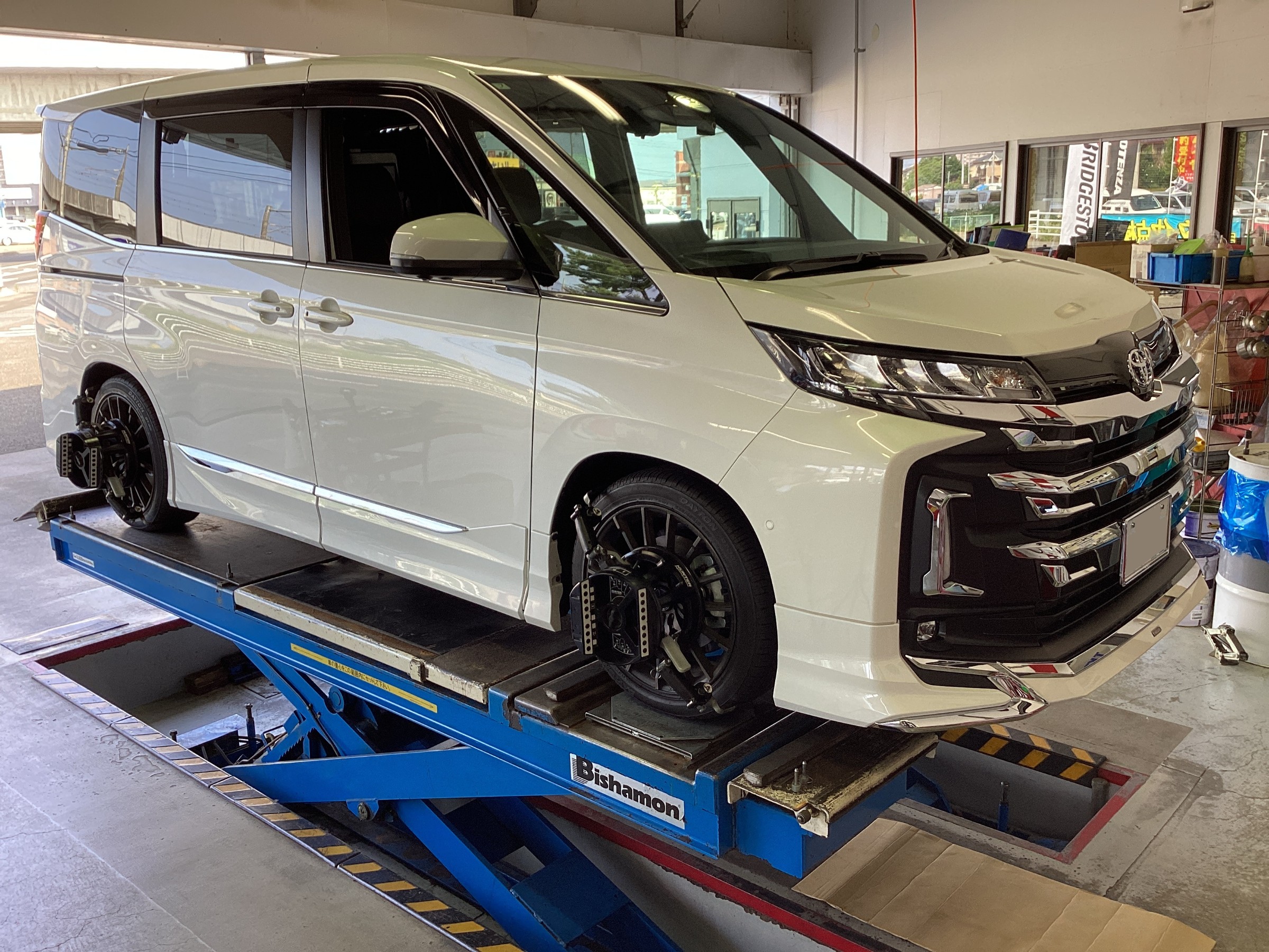 ノア ハイブリッド4WD ZWR95W 車高調取り付けます！ | トヨタ