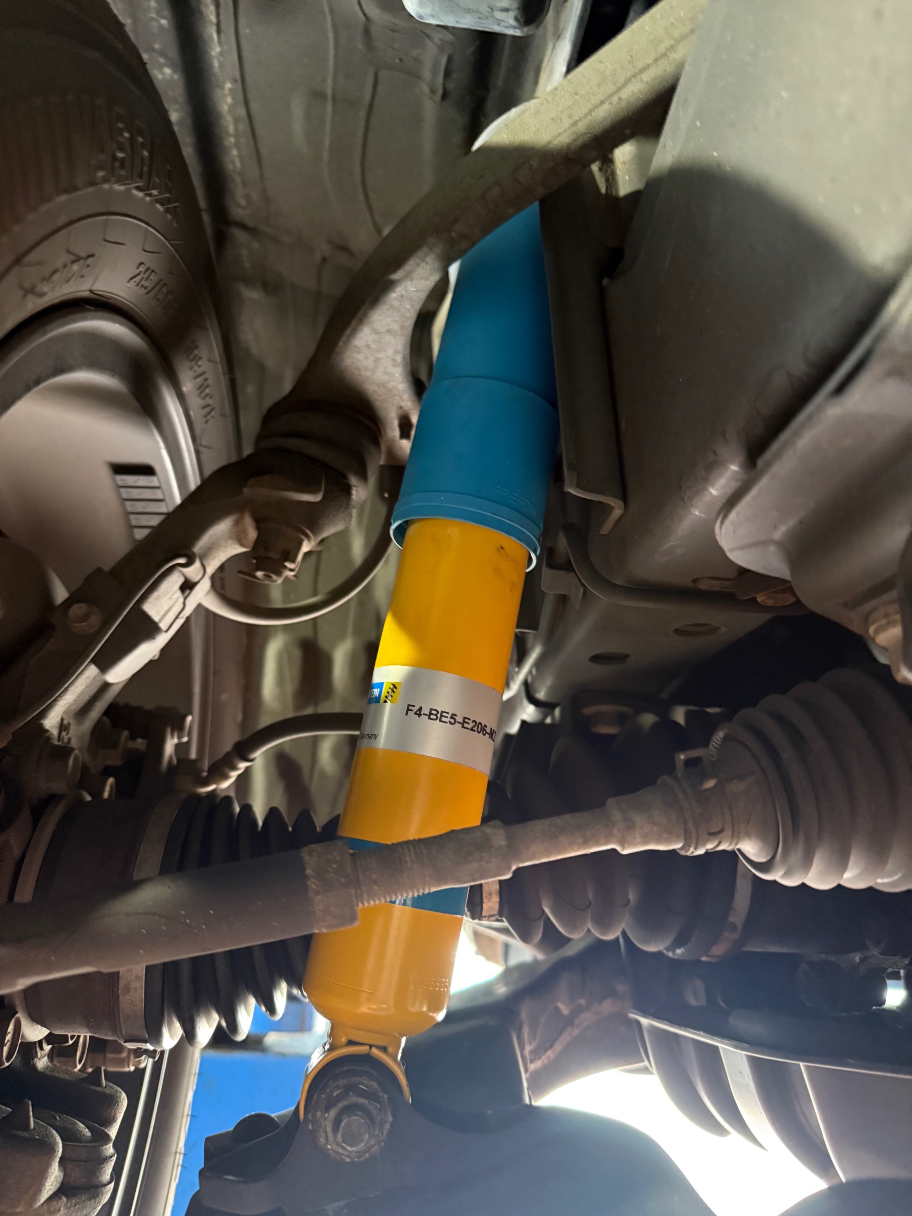 ハイエース200ビルシュタイン　フロントショックアブソーバー ハイエース200ビルシュタインフロントショックアブソーバー