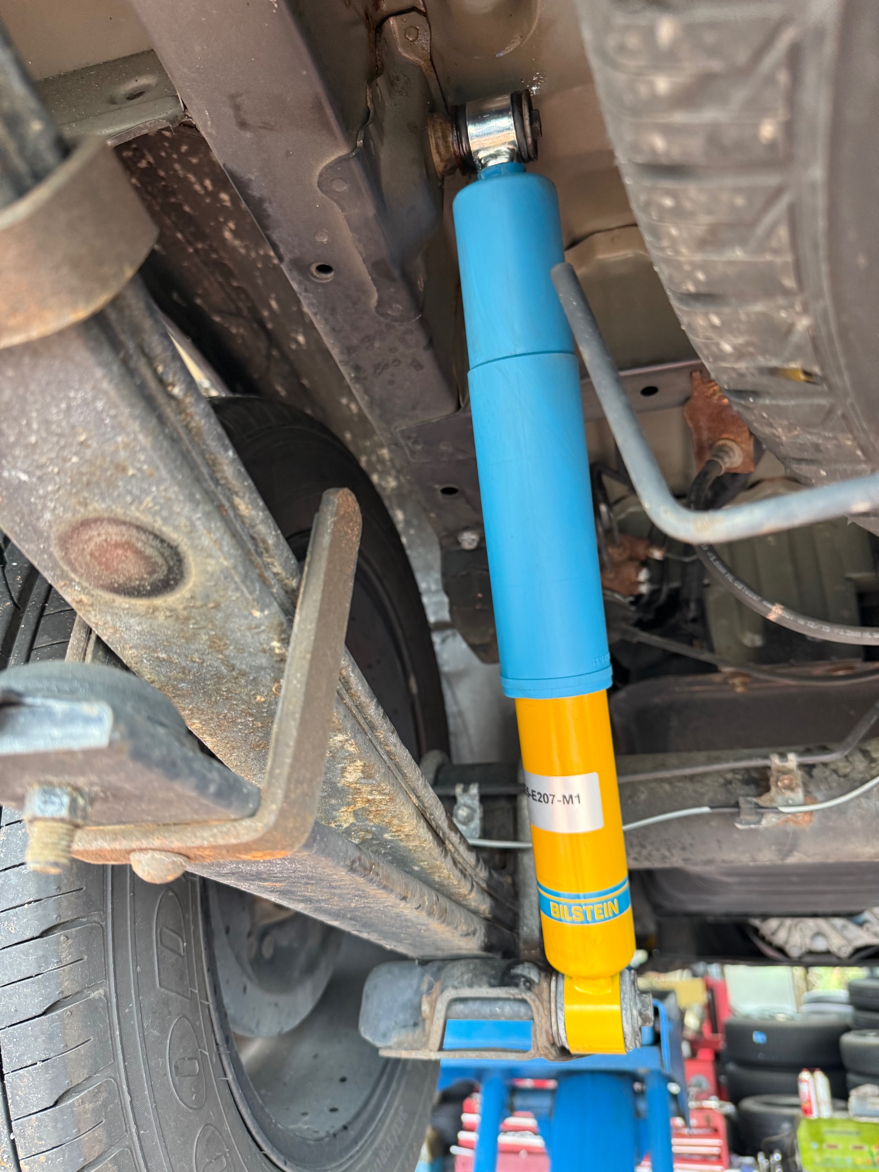 ハイエース200ビルシュタイン　フロントショックアブソーバー ハイエースのカスタマイズなら、ワールドコーポレーションにお