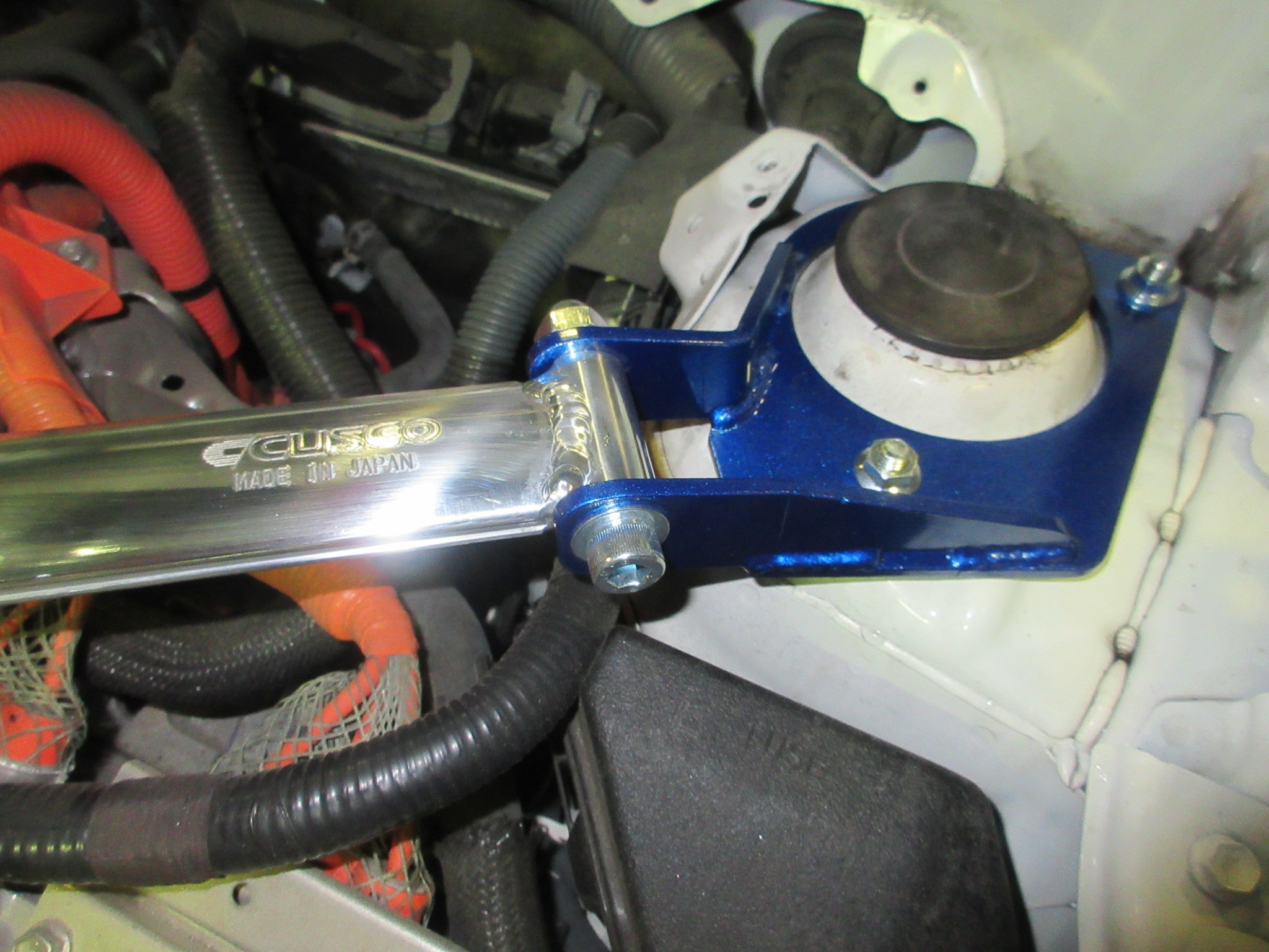 アクア ストラットバー取り付け | トヨタ アクア その他パーツ | STAFF