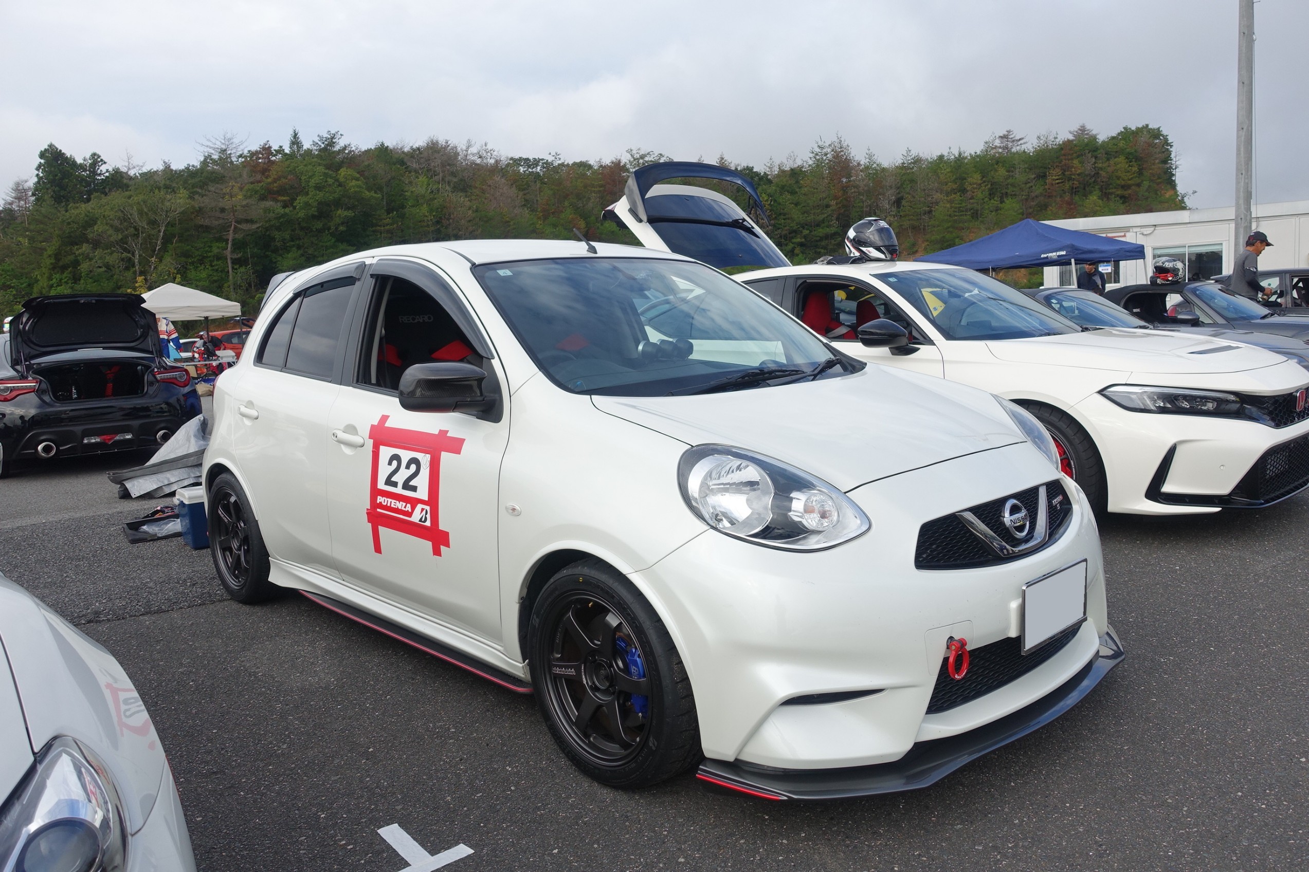 全開で走って、カッコ良いカスタムカーを見て、運が良ければプロ