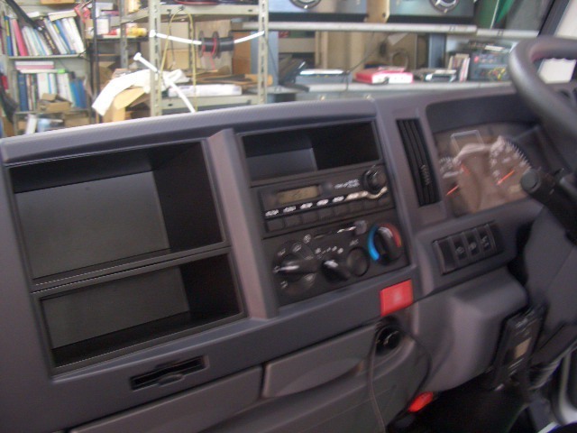 Isuzu Elfへのナビ作業 Av用品取り付け作業事例 コクピット 麻生 お店の取付加工事例紹介