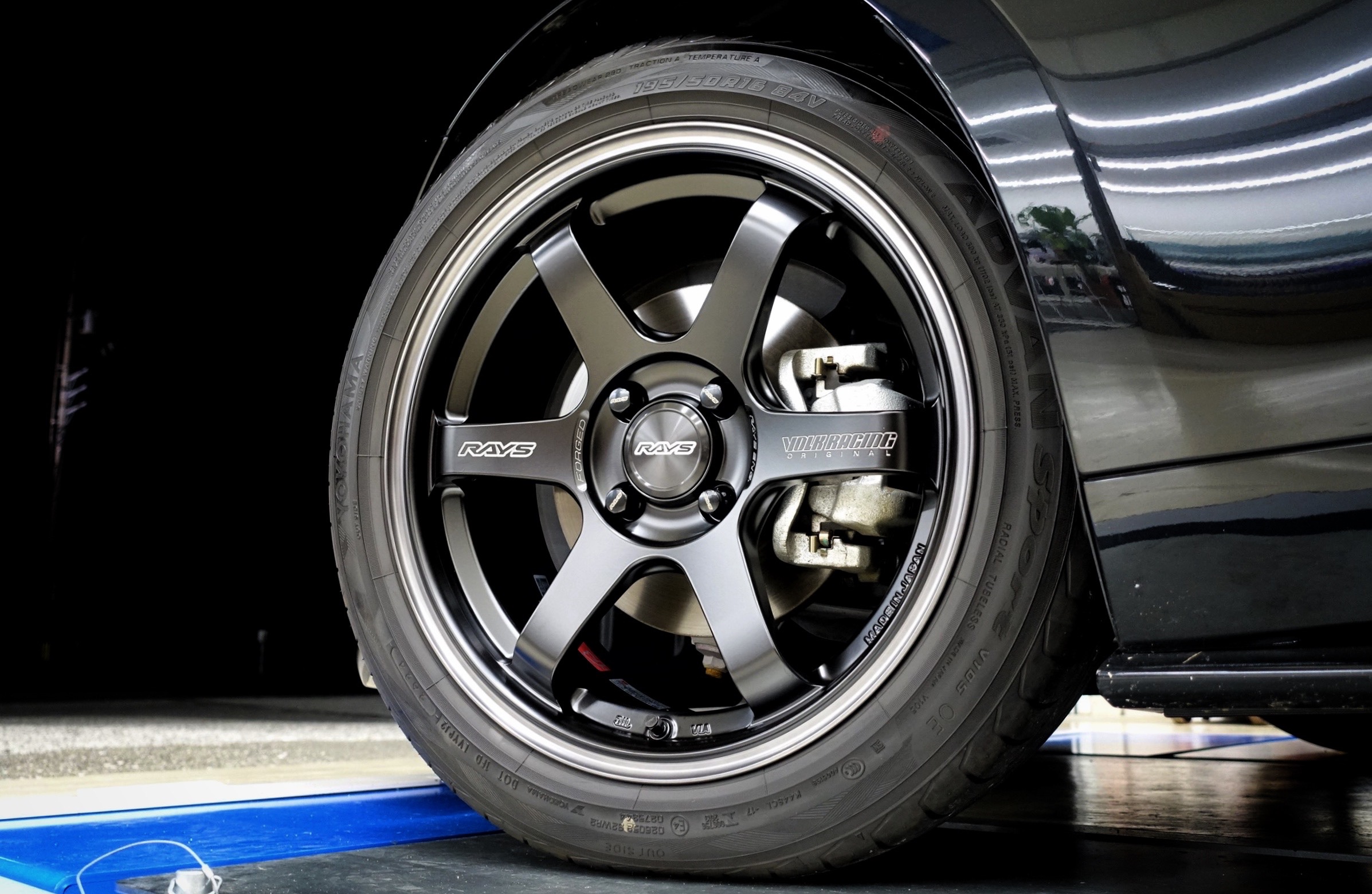 闇夜に浮かぶブラックシャドーが“絶妙な存在感”を放ちます！マツダ