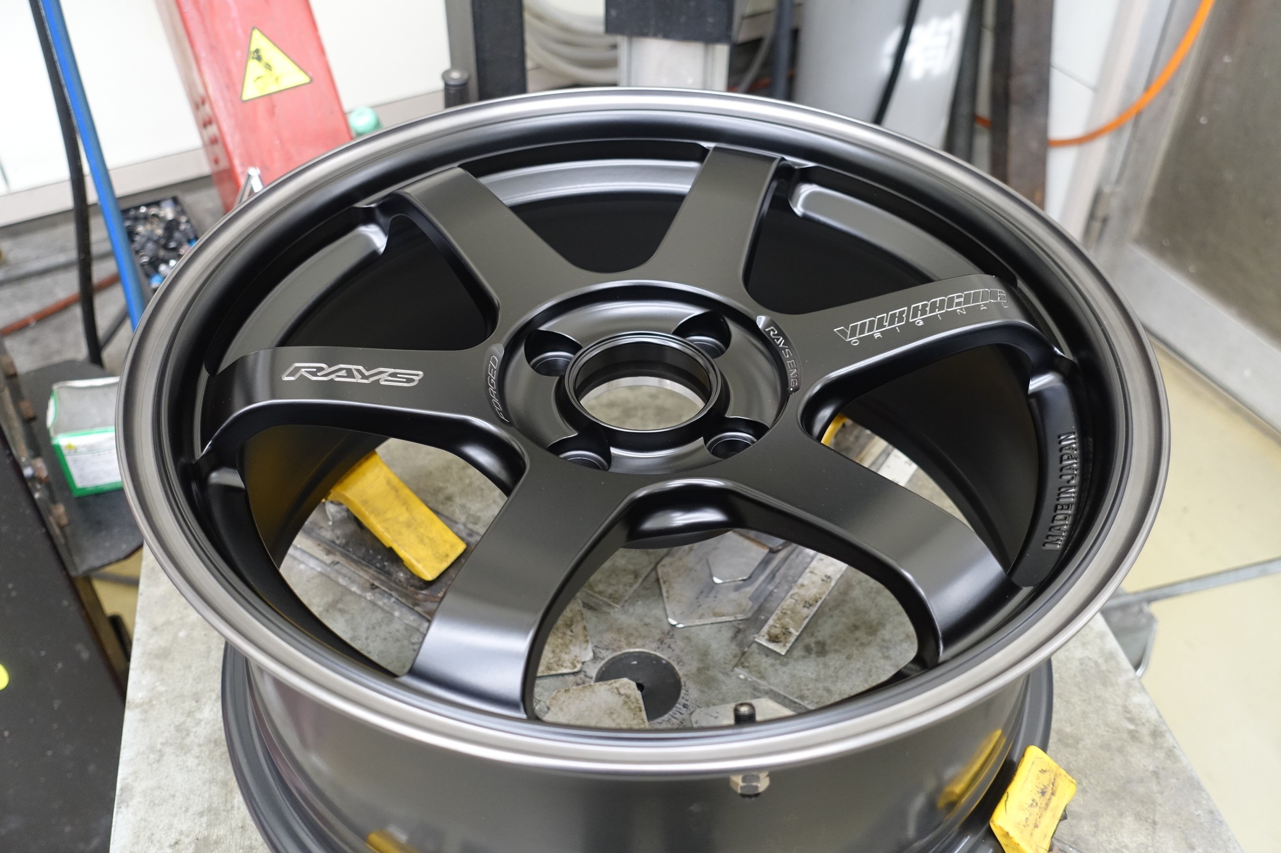 闇夜に浮かぶブラックシャドーが“絶妙な存在感”を放ちます！マツダ