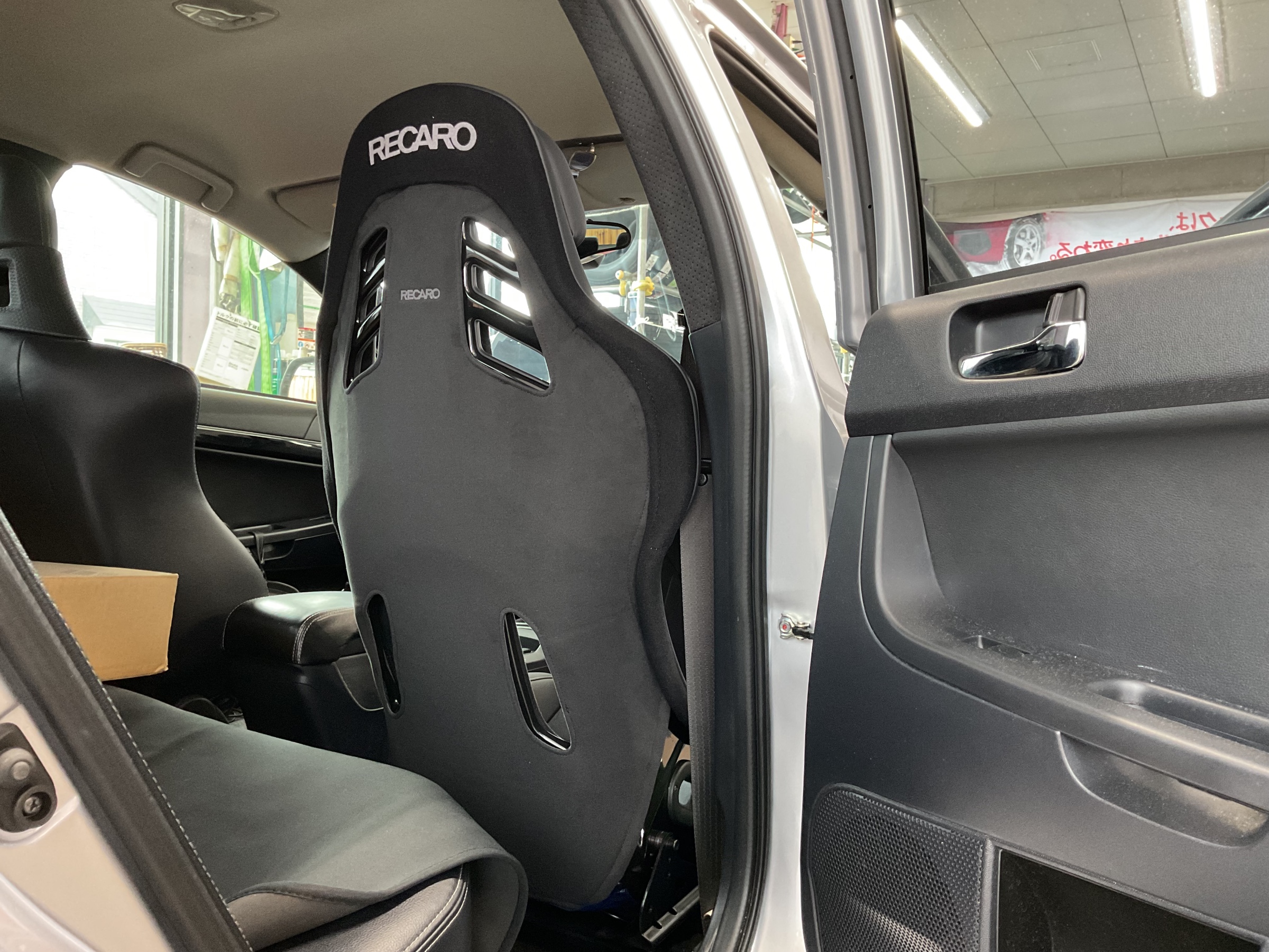 三菱/ランサーエボリューションX】にRECARO新フルバケットシートRSSを