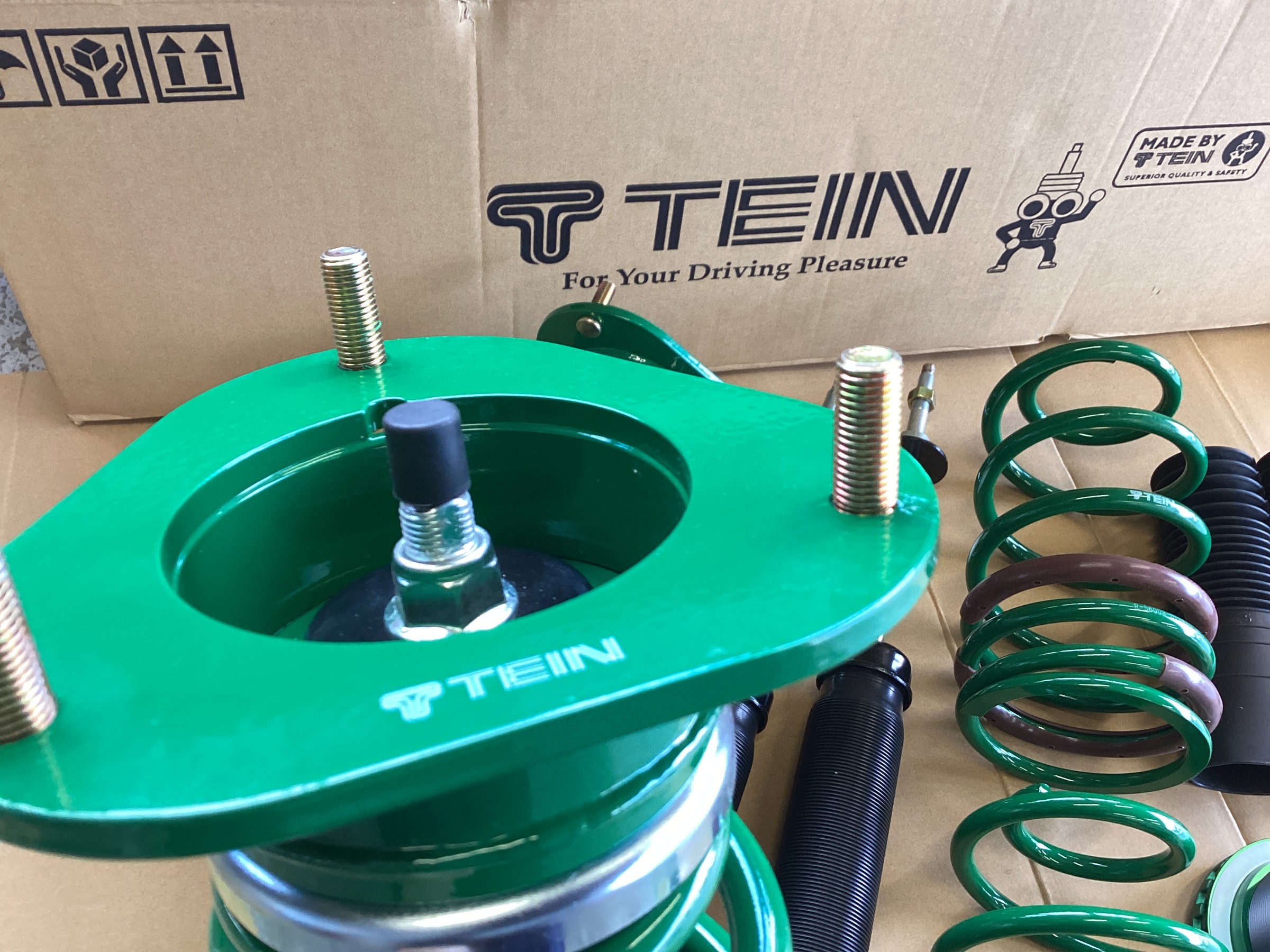 プリウス ZVW30 TEIN車高調＆ナビゲーション取り付けます