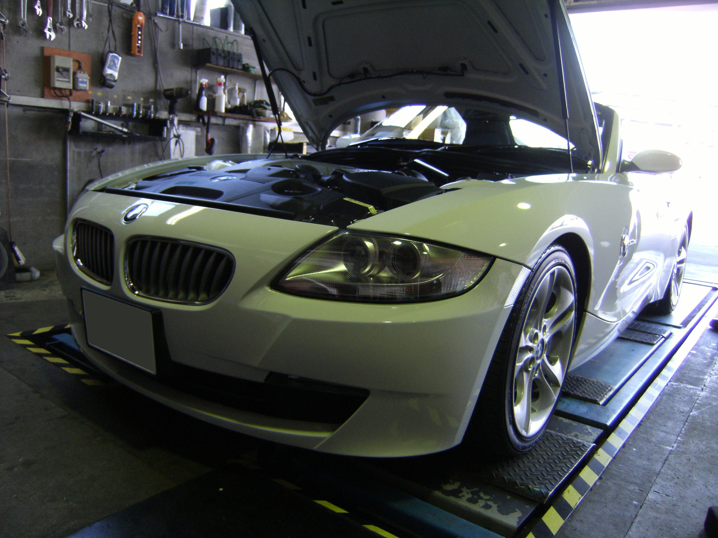 Z4 E85 オイル交換 Bmw Z4 メンテナンス オイル バッテリー他 メンテナンス オイル バッテリー他 エンジンオイル交換 Pit作業レポート Cockpit Age3 コクピットエイジ 車のカスタマイズにかかわるスタッフより