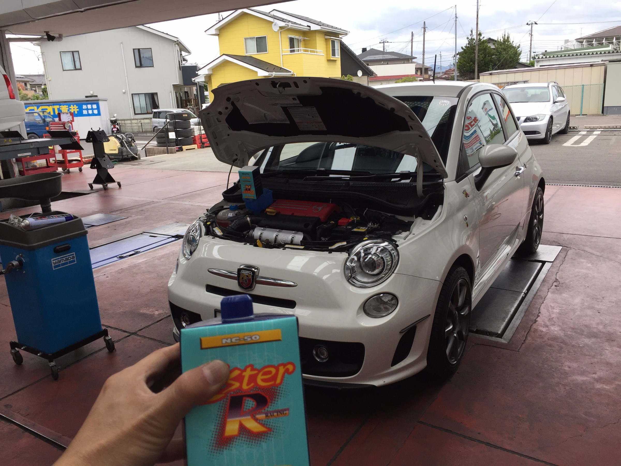 Abarth 595 エンジンオイル交換 Nutec Nc50 Nc51 フィアット 500 アバルト メンテナンス オイル バッテリー他 メンテナンス オイル バッテリー他 エンジンオイル交換 スタッフ 日記 コクピット 荒井 車のカスタマイズにかかわるスタッフより