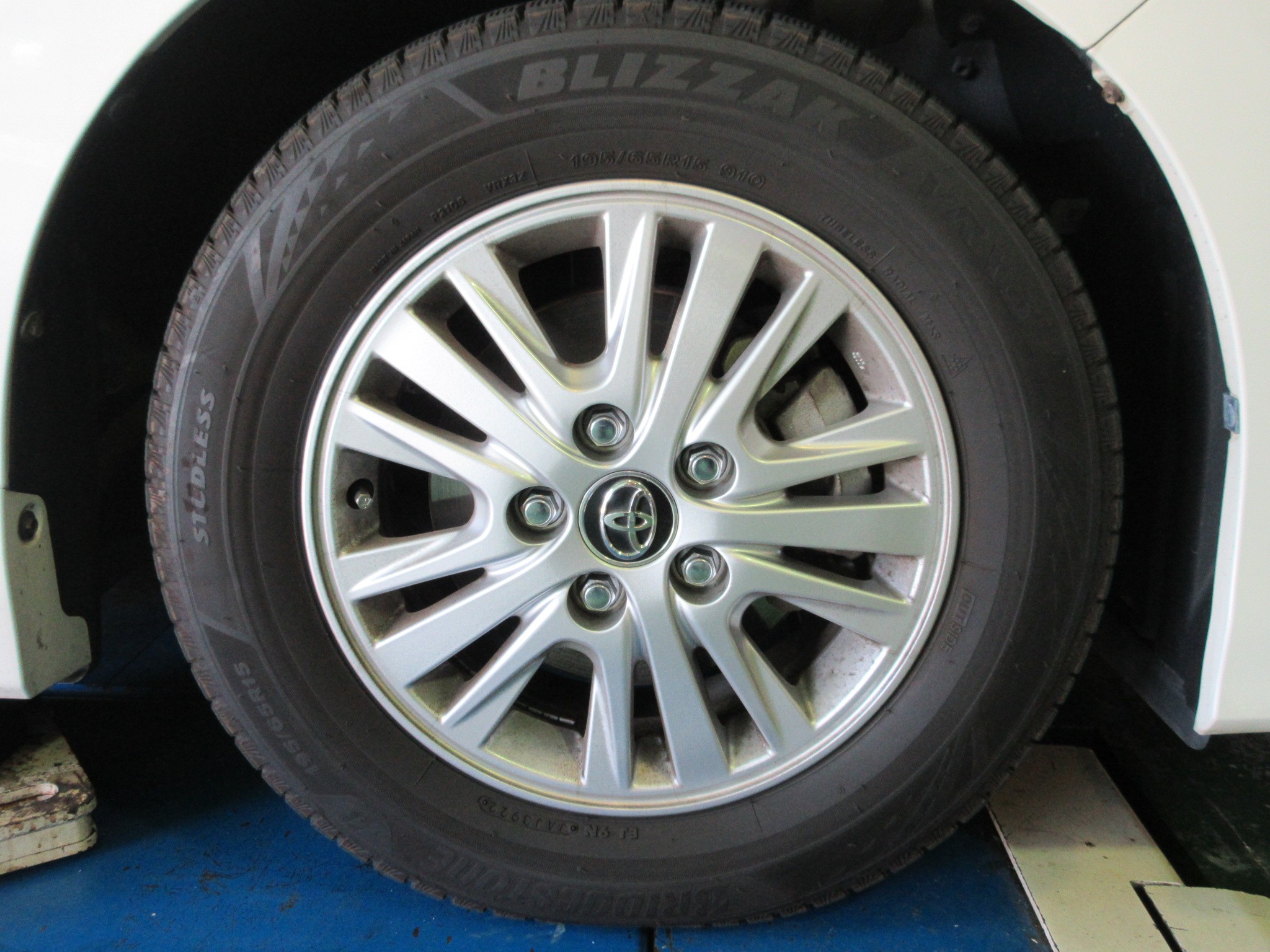 ノア スタッドレスタイヤ交換 | トヨタ ノア タイヤ | STAFF日記