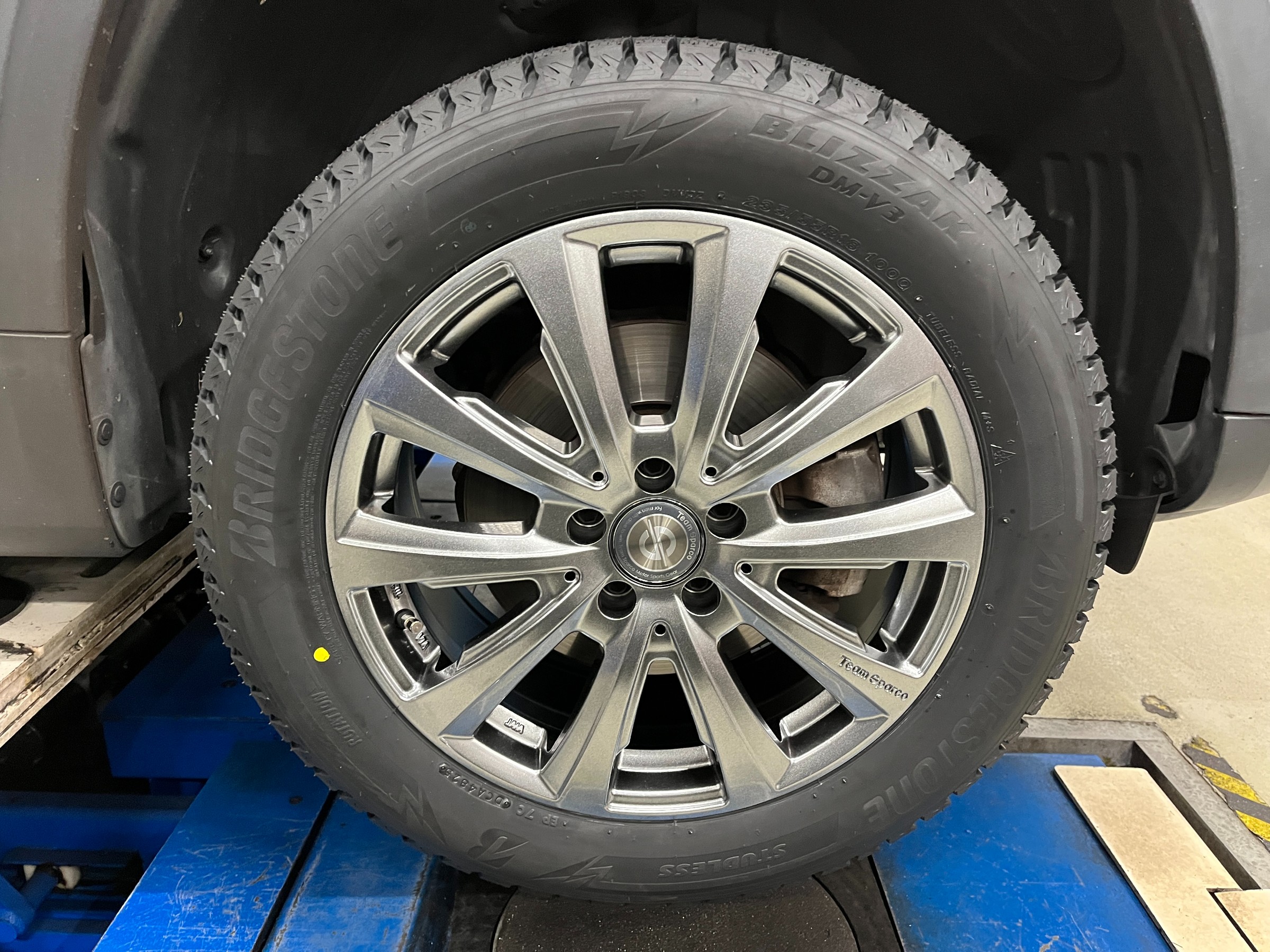 Mercedes-Benz GLB スタッドレスタイヤホイールセット取付