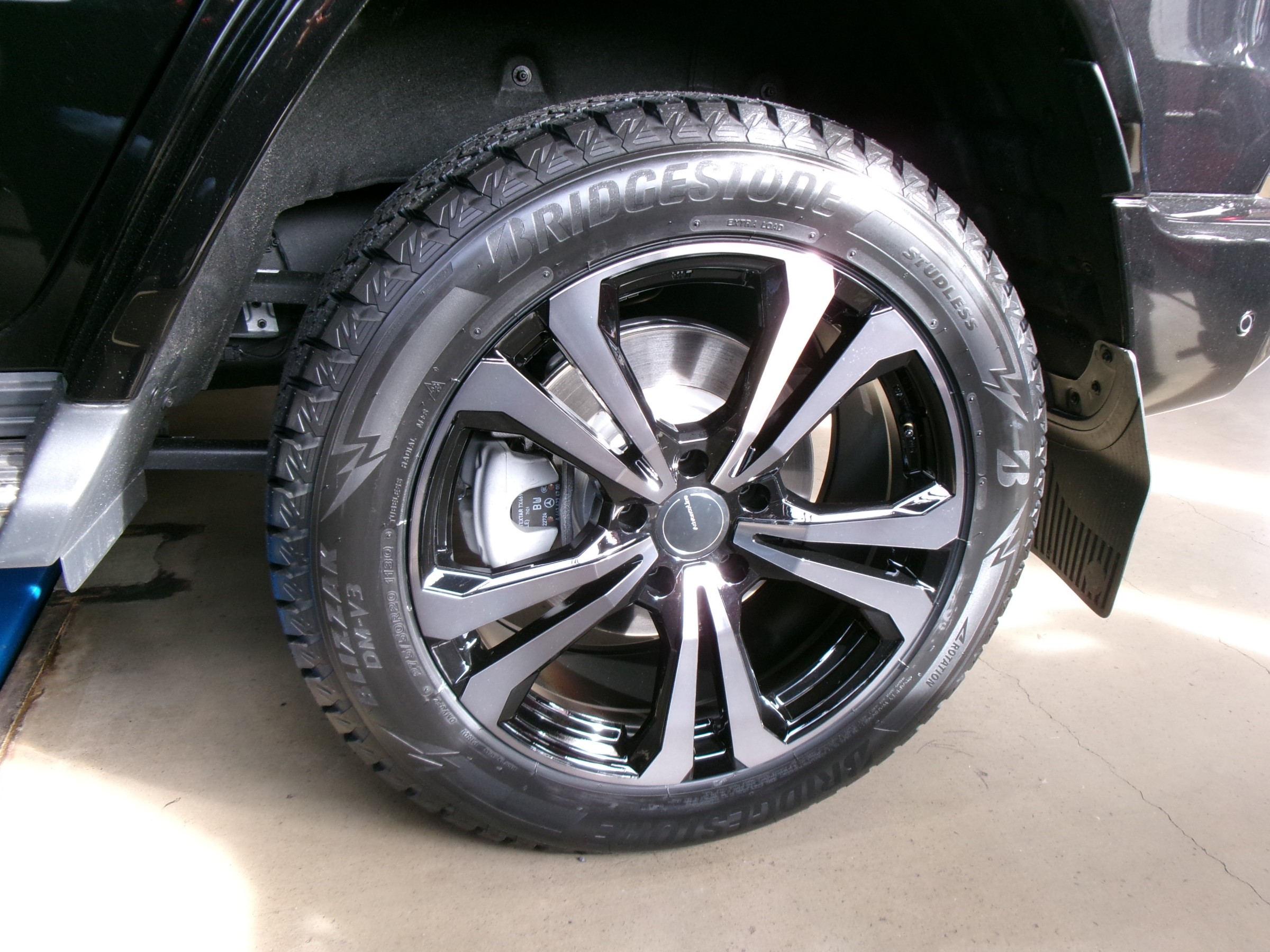 メルセデス・ベンツ Gクラスにブリヂストン スタッドレスタイヤ