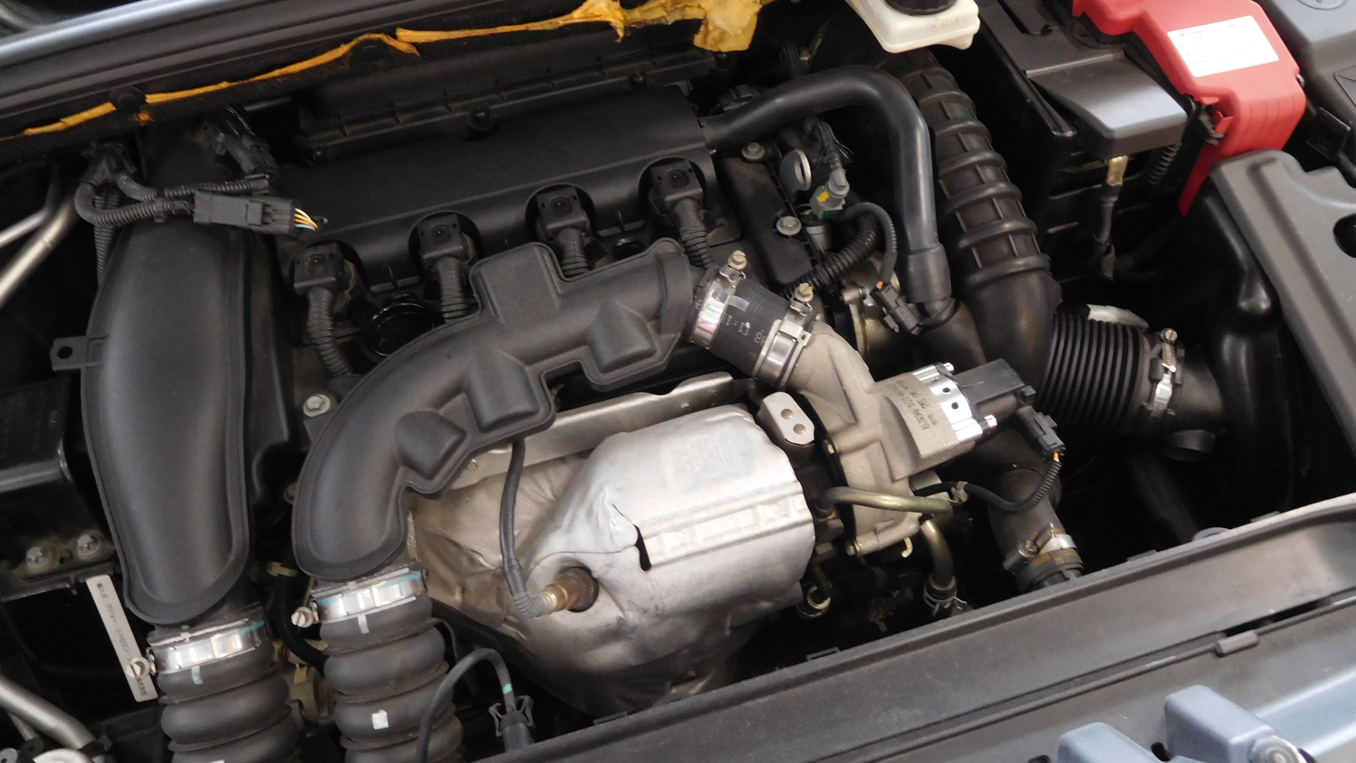Peugeot 308 のエンジンオイル  オイルフィルター交換作業 ／ POWER CLUSTER  BOSCH プジョー メンテナンス（ オイル・バッテリー他） メンテナンス（オイル・バッテリー他） エンジンオイル交換 Feel Book スタイルコクピット フィール  車のカスタマイズに ...