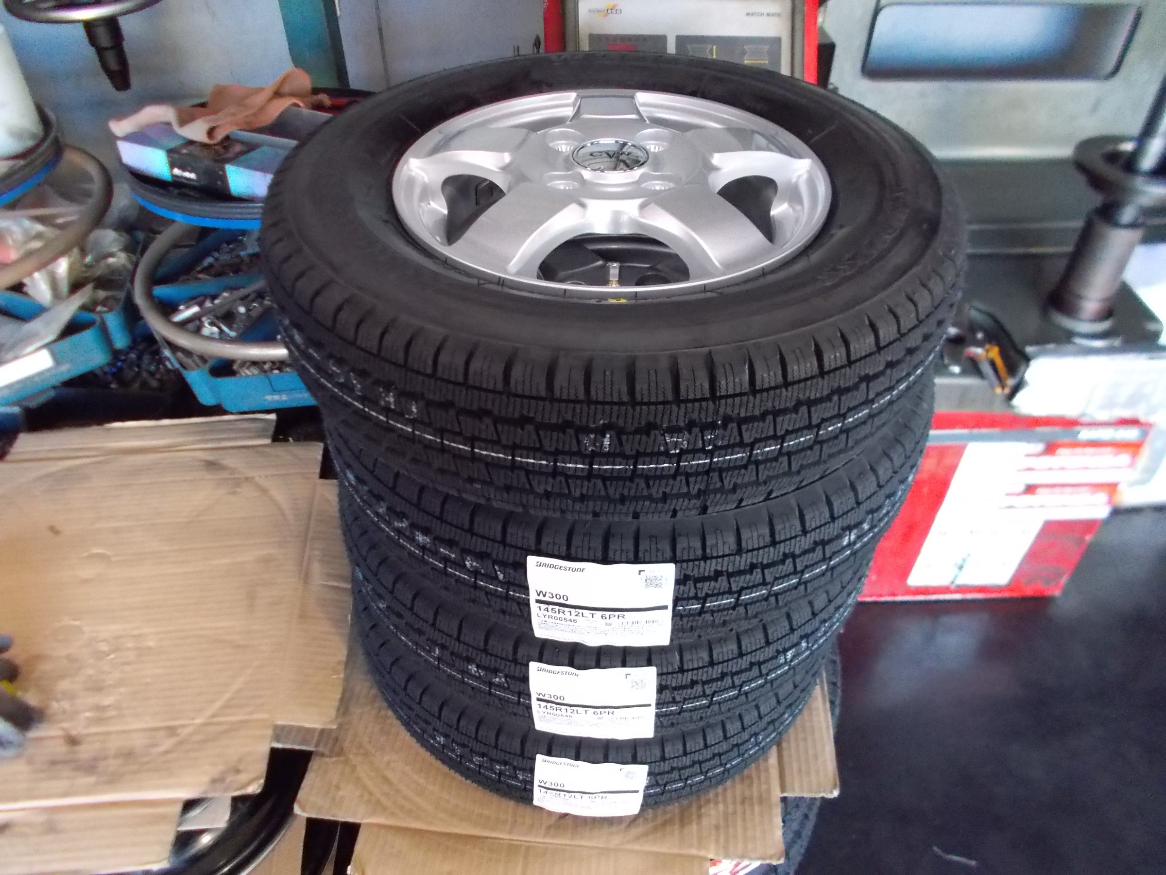 ハイゼット ブリヂストンバン用スタッドレスタイヤ「ブリザック W300