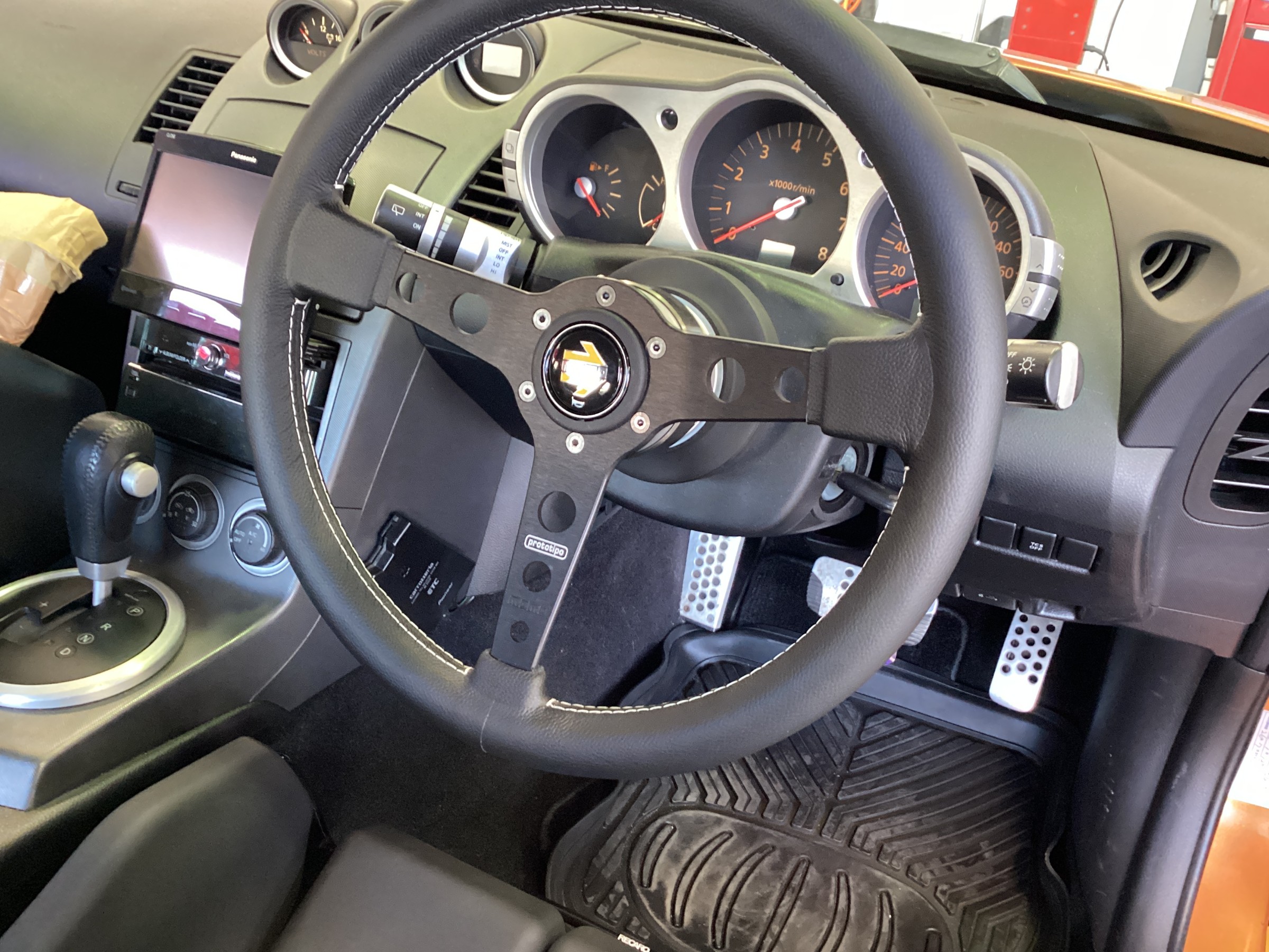 フェアレディZ Z33 RECAROシート＆MOMOステアリング取り付けます