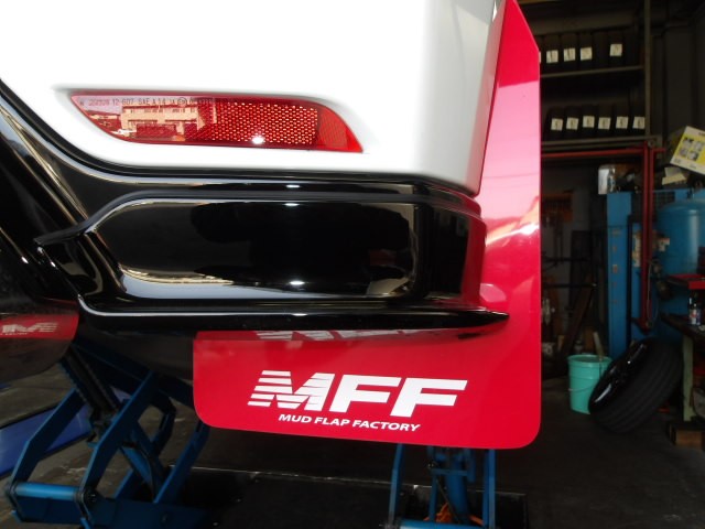 GRヤリス（GXPA16）MFF製マッドフラップ（赤・白ロゴ）装着（前後