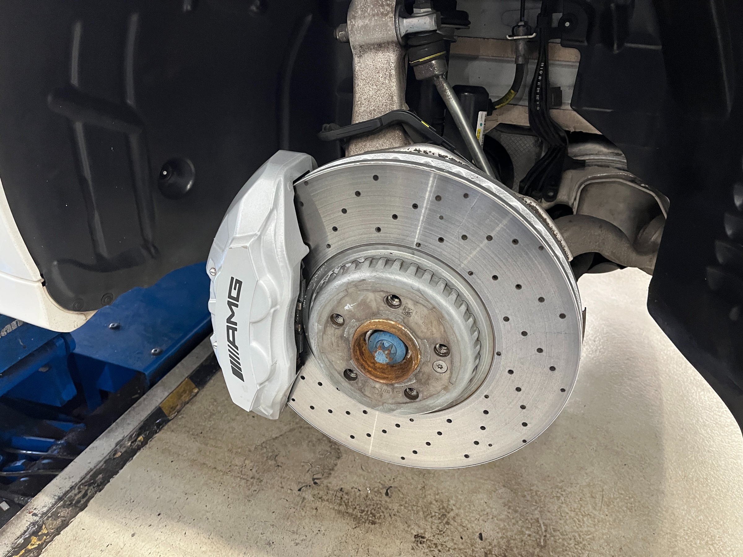 Mercedes-AMG W205 C43 低ダストブレーキパッド ”DIXCEL M TYPE”に交換