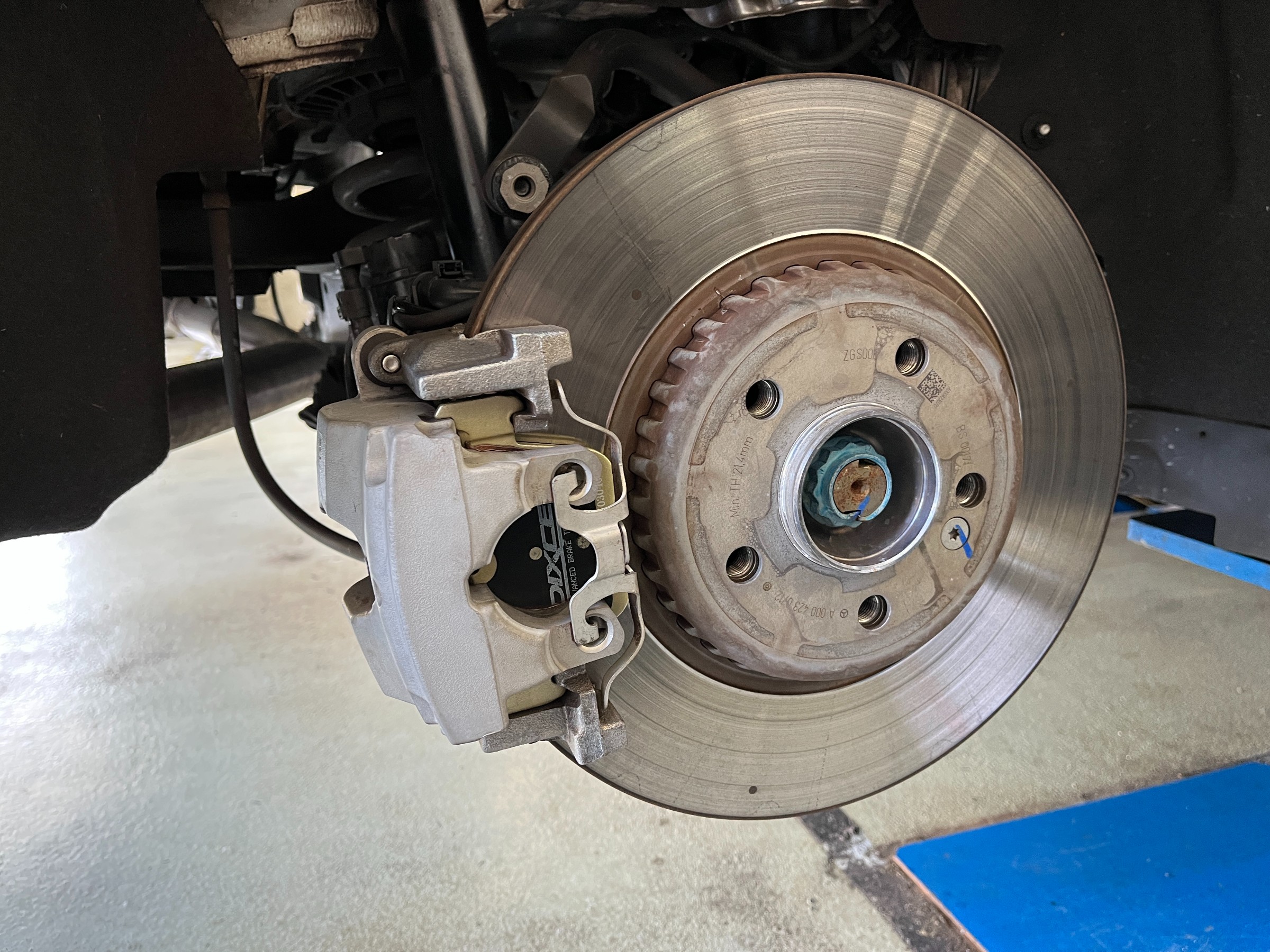 Mercedes-AMG W205 C43 低ダストブレーキパッド ”DIXCEL M TYPE”に交換