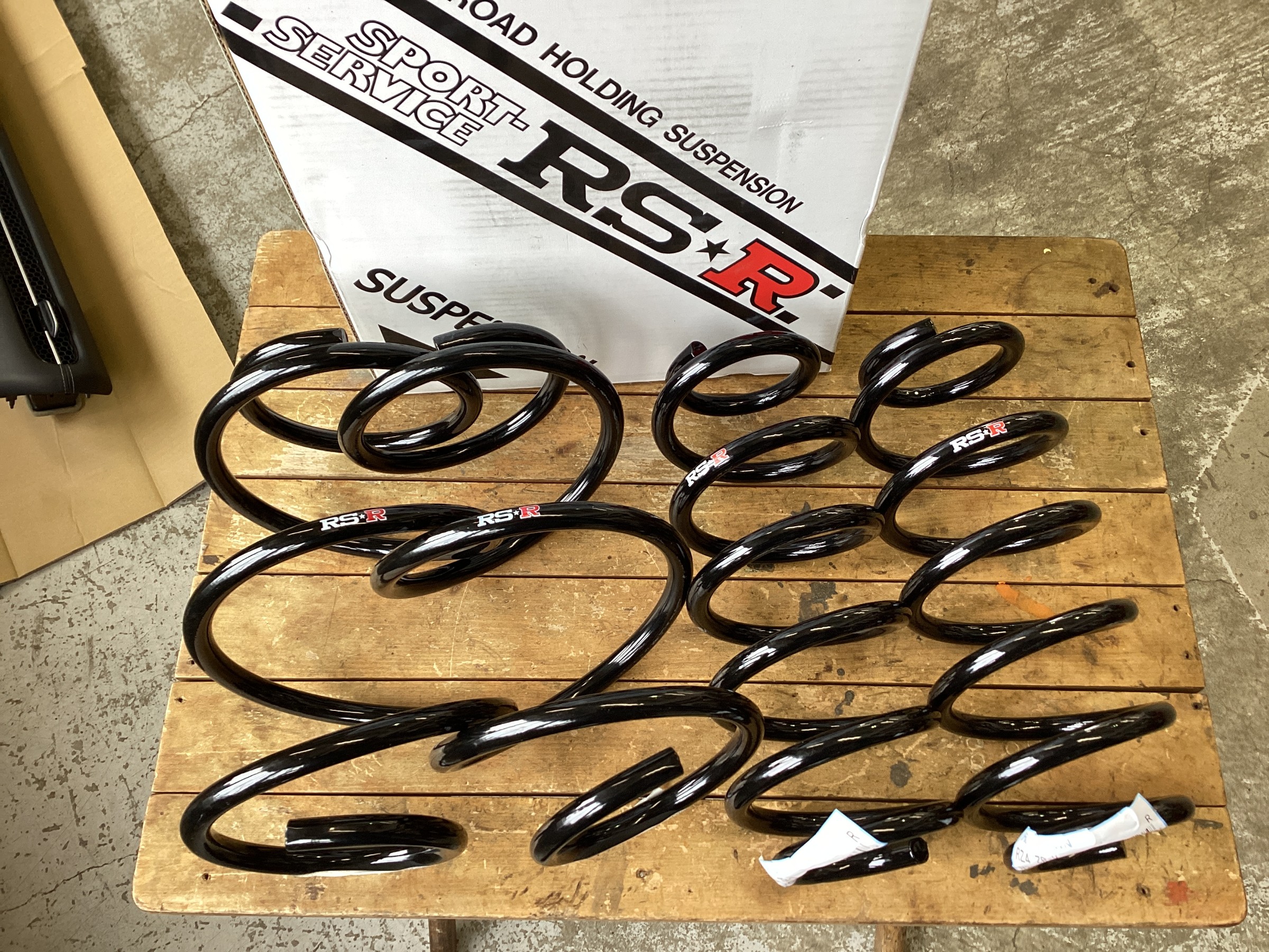 ホンダZR-V（4WD） RZ6 RS-R Ti2000 スプリング取り付けます