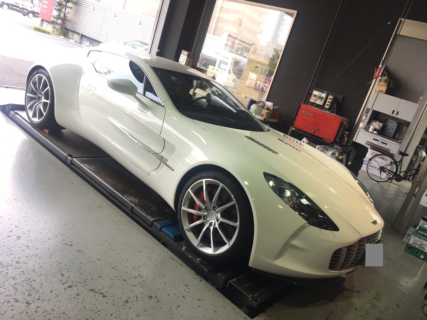 日本に３台 アストンマーティン One 77 アライメント スタッフ日記 コクピット豊洲 車のカスタマイズにかかわるスタッフより