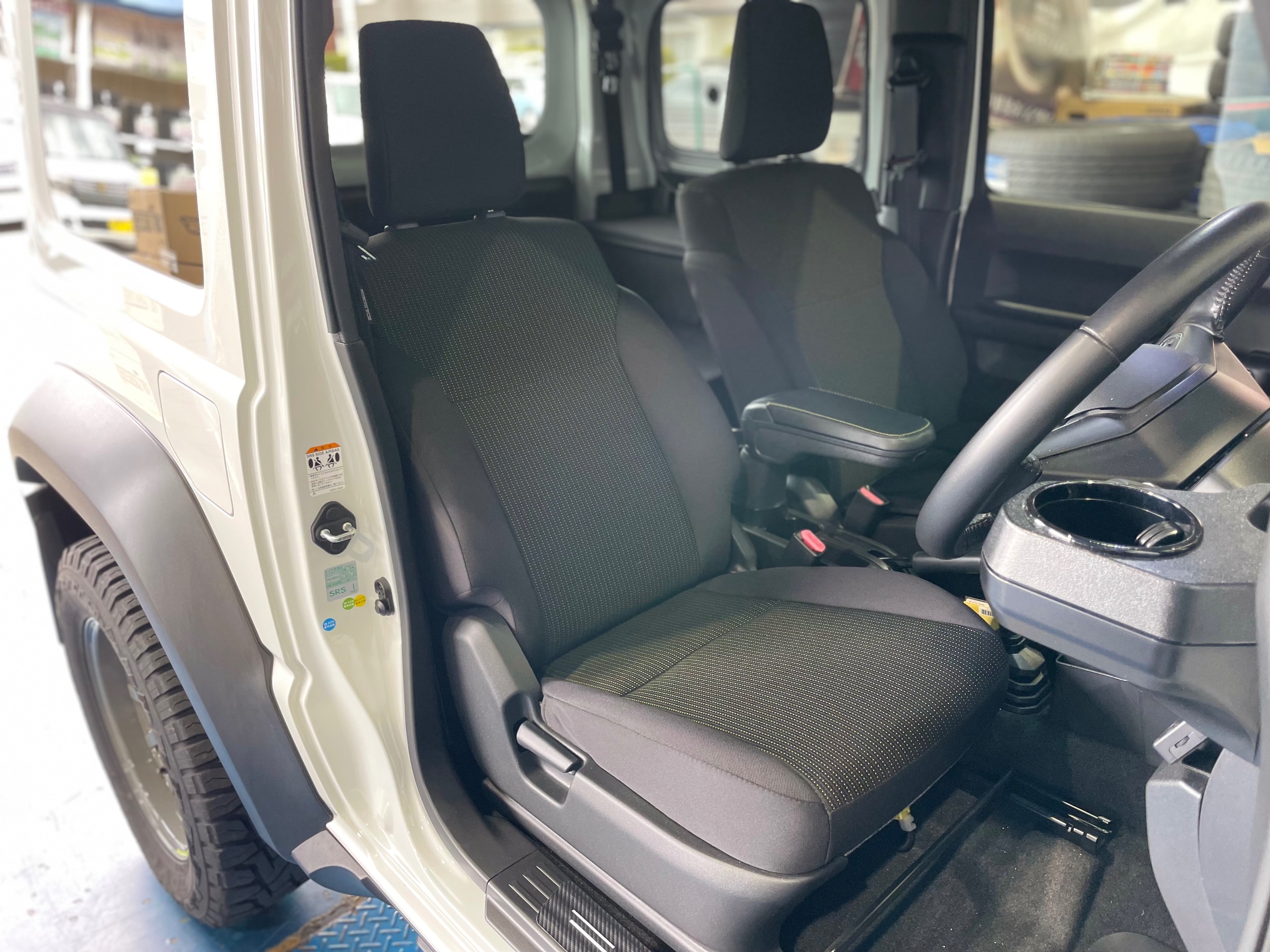 スタイルコクピットズーム　スズキ ジムニーシエラ JB74W　シート交換〈RECAROシート装着〉