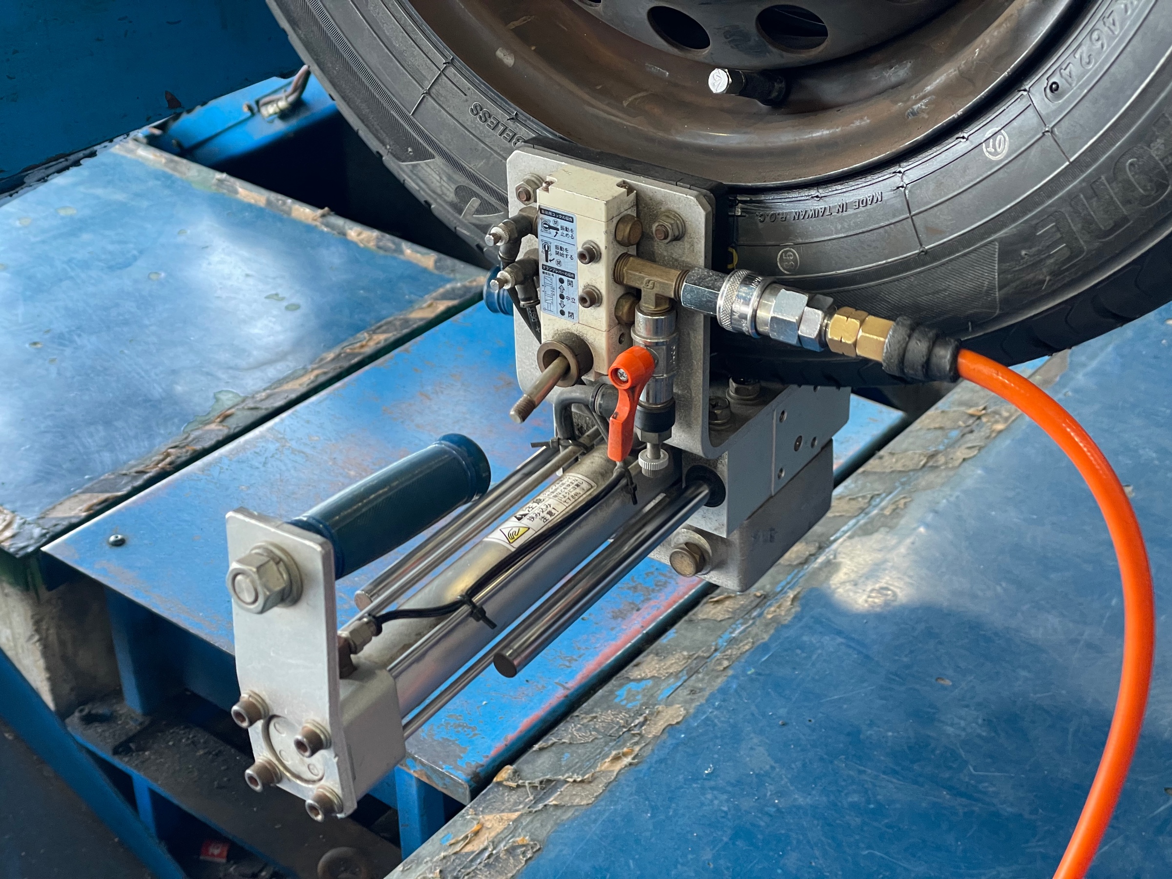 スタイルコクピットズーム　トヨタ ポルテ NNP10　タイヤ交換〈NEWNO装着〉