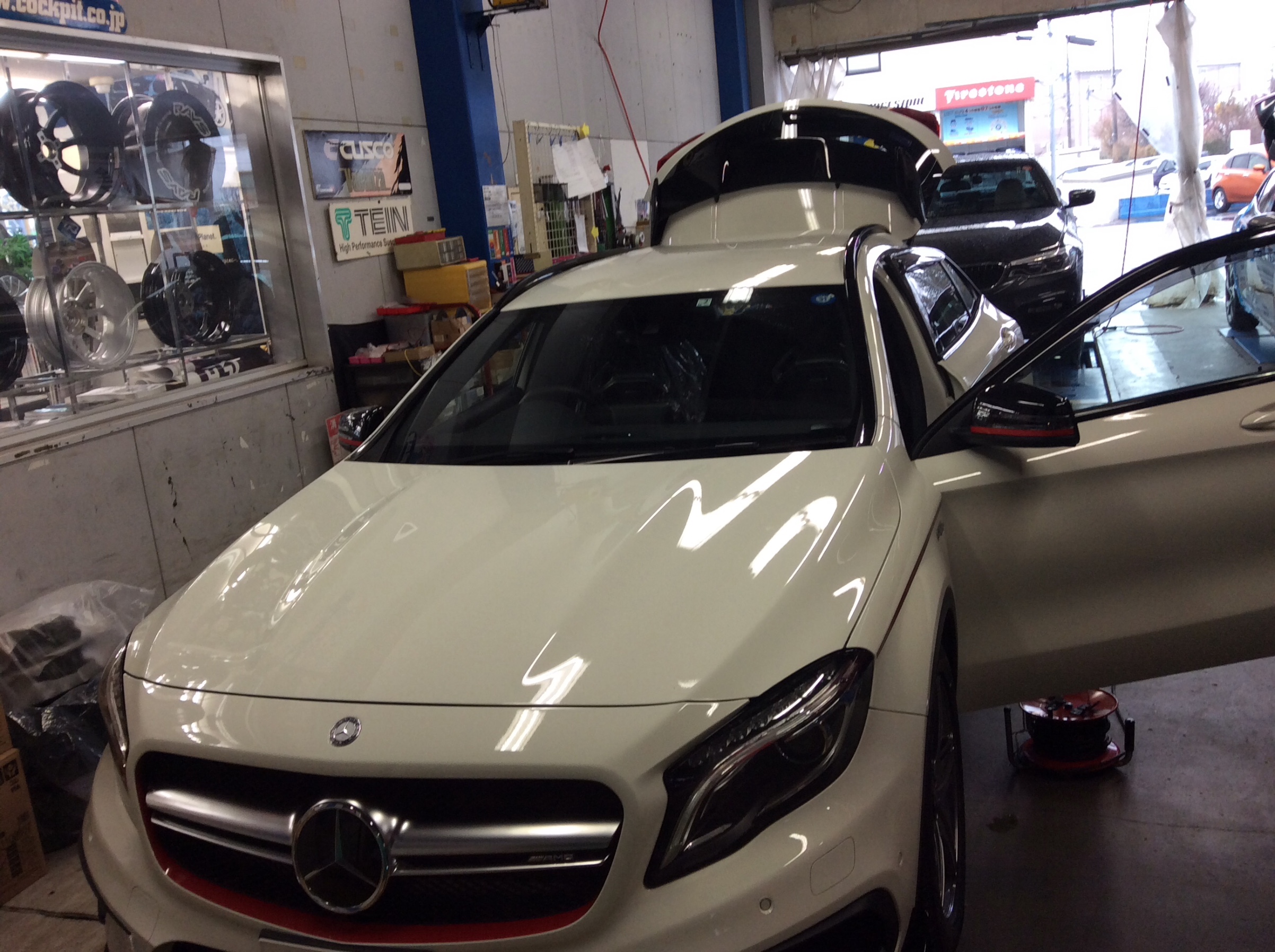 メルセデス Gla45 Amg ツインカメラ 駐車監視 もできるドライブレコーダー メルセデス ベンツ Glaクラス Av カーナビ ドライブレコーダー Etc スタッフ日記 コクピット モリオカ 車のカスタマイズにかかわるスタッフより
