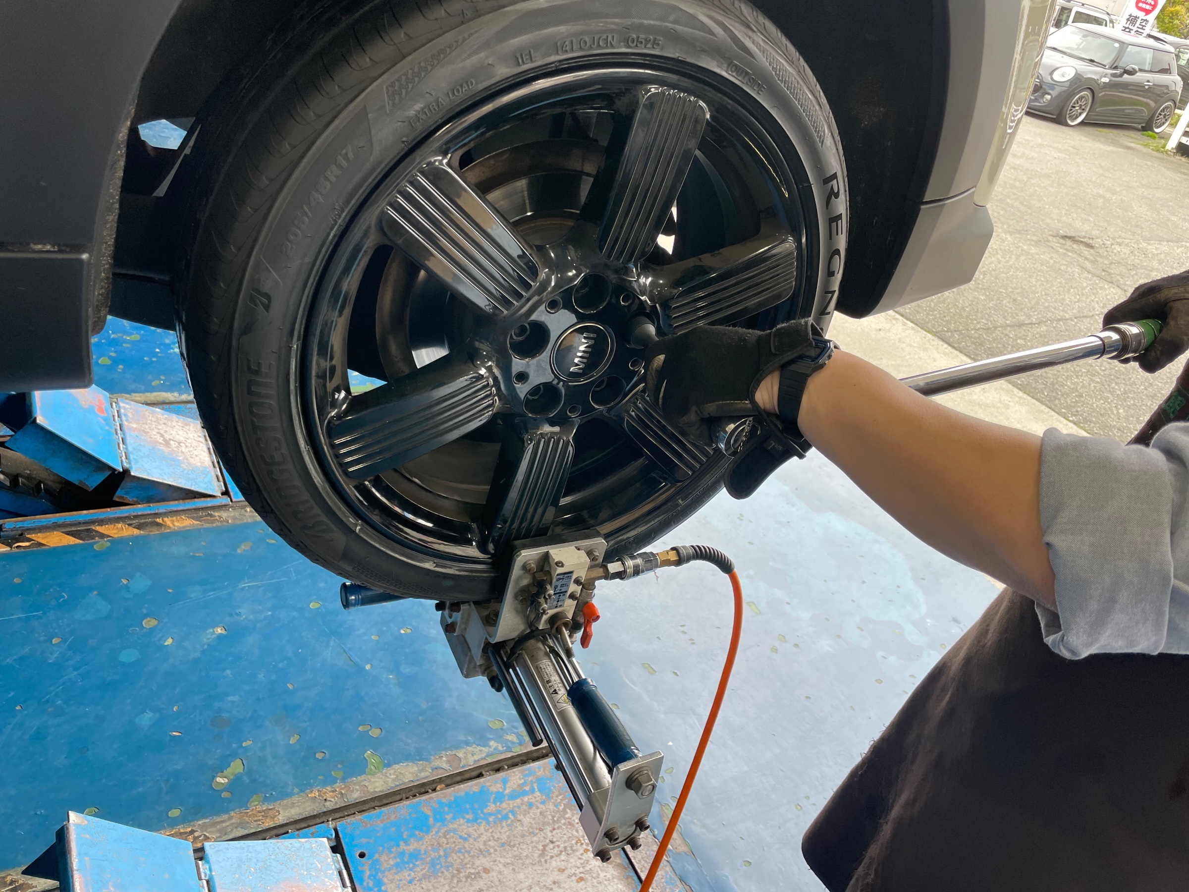 スタイルコクピットズーム　ミニ クーパーSD XV20MW F55　タイヤ交換〈REGNO装着〉