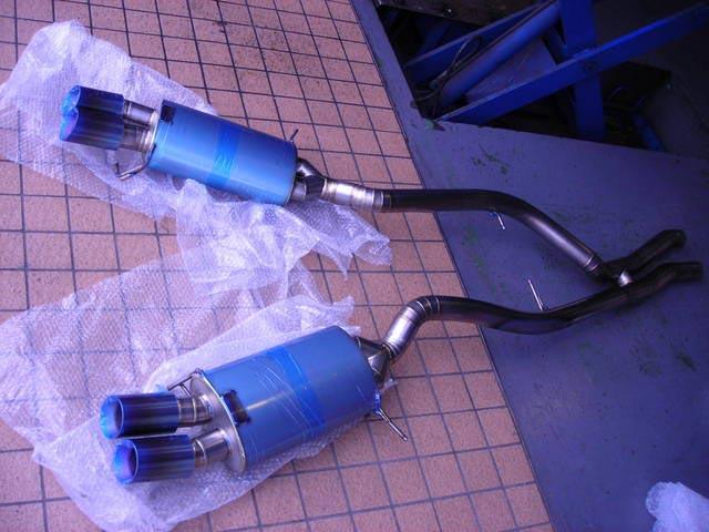 BMW 335i（E90） diXisチタンマフラー取り付け | スタッフ日記