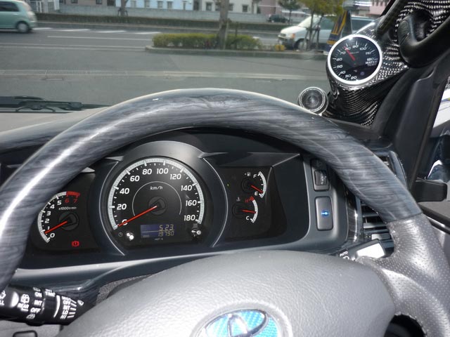 0系ハイエース 水温計取り付け スタッフ日記 スタイルコクピット ズーム 車のカスタマイズにかかわるスタッフより