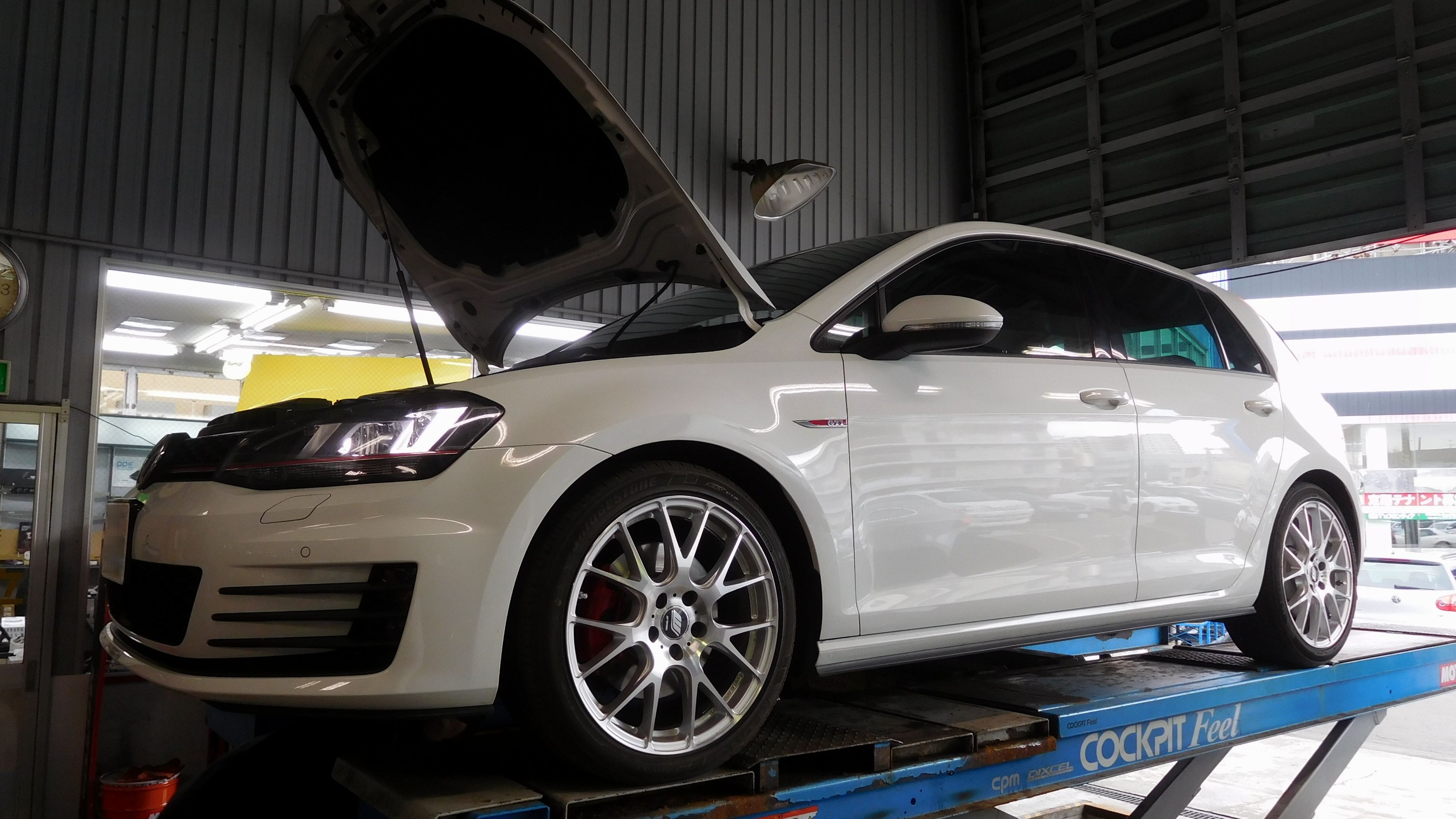 VW GOLFⅦ GTI のエンジンオイル交換作業 ／ POWER CLUSTER（パワー