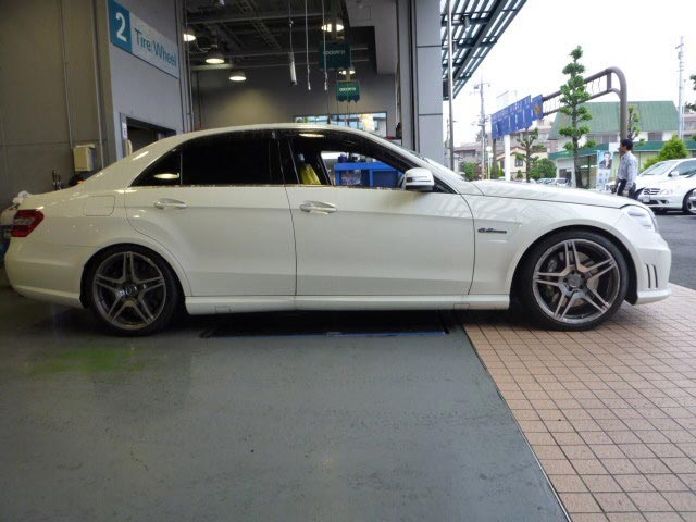 メルセデス ベンツ W212 E63 ローダウン スタッフ日記 コクピット21世田谷 車のカスタマイズにかかわるスタッフより
