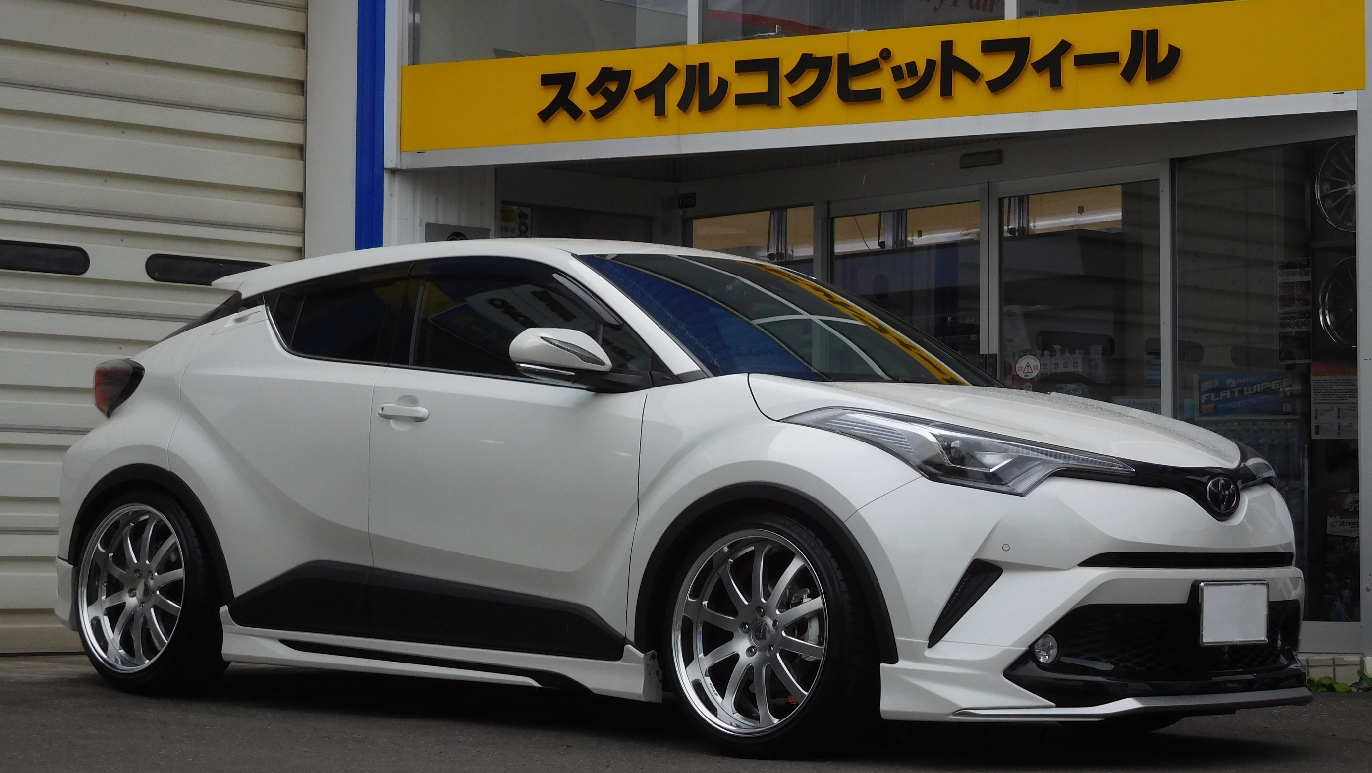 トヨタ C-HR NGX50 に 国内初荷の CUSCO STREET ZERO A 取付と BREX 新型ドラレコ BCC510 取付