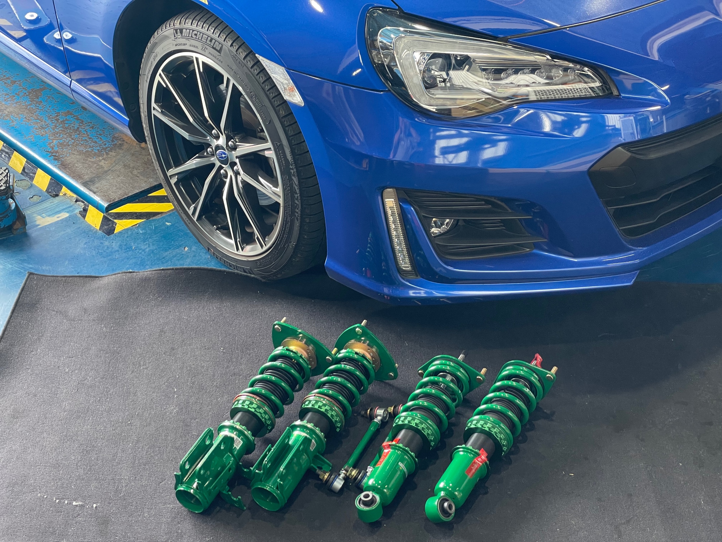スタイルコクピットズーム　スバル BRZ ZC6　車高調整式サスペンション取付〈TEIN装着〉