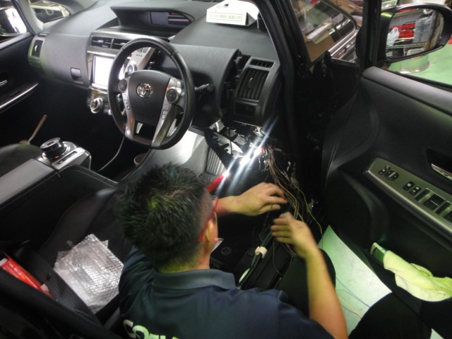 プリウスa エンジンスターター取り付け トヨタ プリウスa その他パーツ Hid Led その他電装系 電装系関連パーツ取付 スタッフ日記 コクピット さつま岸和田