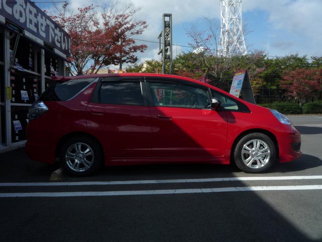 フィット シャトルハイブリッド レイズを履いてみました 今日の出来事 コクピット 西部 車のカスタマイズにかかわるスタッフより