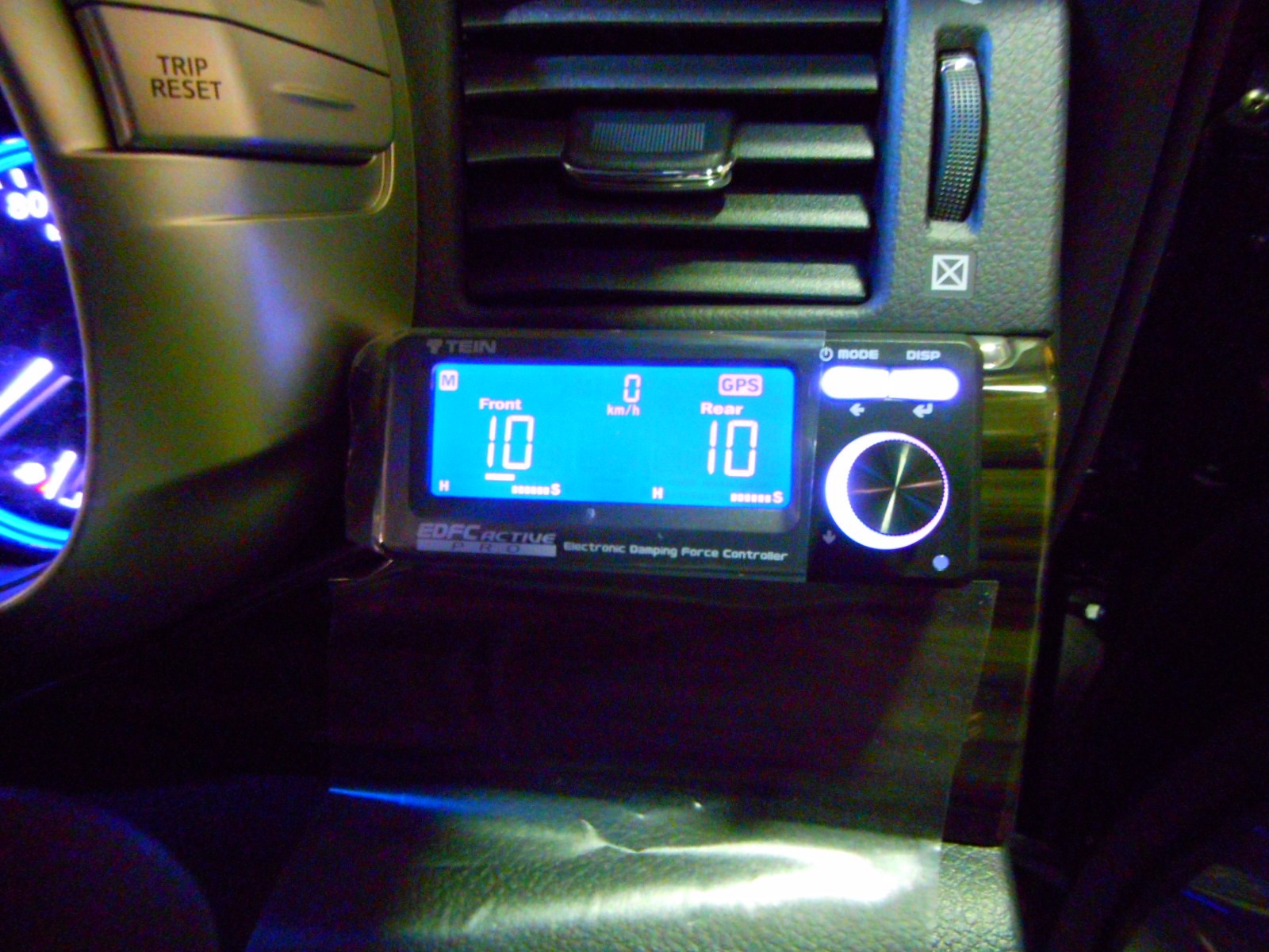 新車エルグランド 車高調 Edfc 柿本マフラー Day2 日産 エルグランド 足まわり サスペンション ブレーキ ホイール 4輪アライメント調整 Pit作業レポート Cockpit Age3 コクピットエイジ 車のカスタマイズにかかわるスタッフより