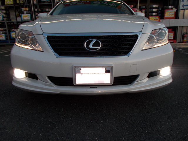 レクサスls460 Led字光式ナンバープレート エアサスコントローラー Ledフォグ取付 スタッフ日記 コクピット さくら 車のカスタマイズにかかわるスタッフより