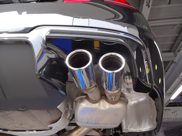 BMW F10 M5へ、リアディフューザー＆マフラー取付。。 | Feel