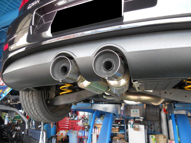 値下げ！　VWゴルフ5 R32 ノーマルマフラー ゴルフ5 R32 マフラー取り付け。 | スタッフ日記 | スタイルコクピット