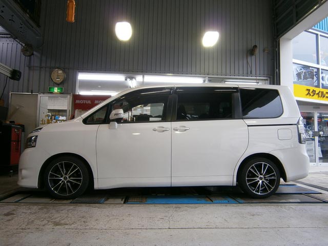 トヨタ 75 Voxyに Cusco車高調 取付です Feel Book スタイルコクピット フィール 車 のカスタマイズにかかわるスタッフより