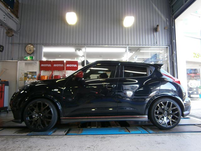 日産 ジューク に ビルシュタイン 取付作業です Feel Book スタイルコクピット フィール 車 のカスタマイズにかかわるスタッフより