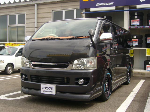 200系ハイエース、ピンポイントドレスアップ！ | 今日の出来事 | コクピット 西部 | 車のカスタマイズにかかわるスタッフより